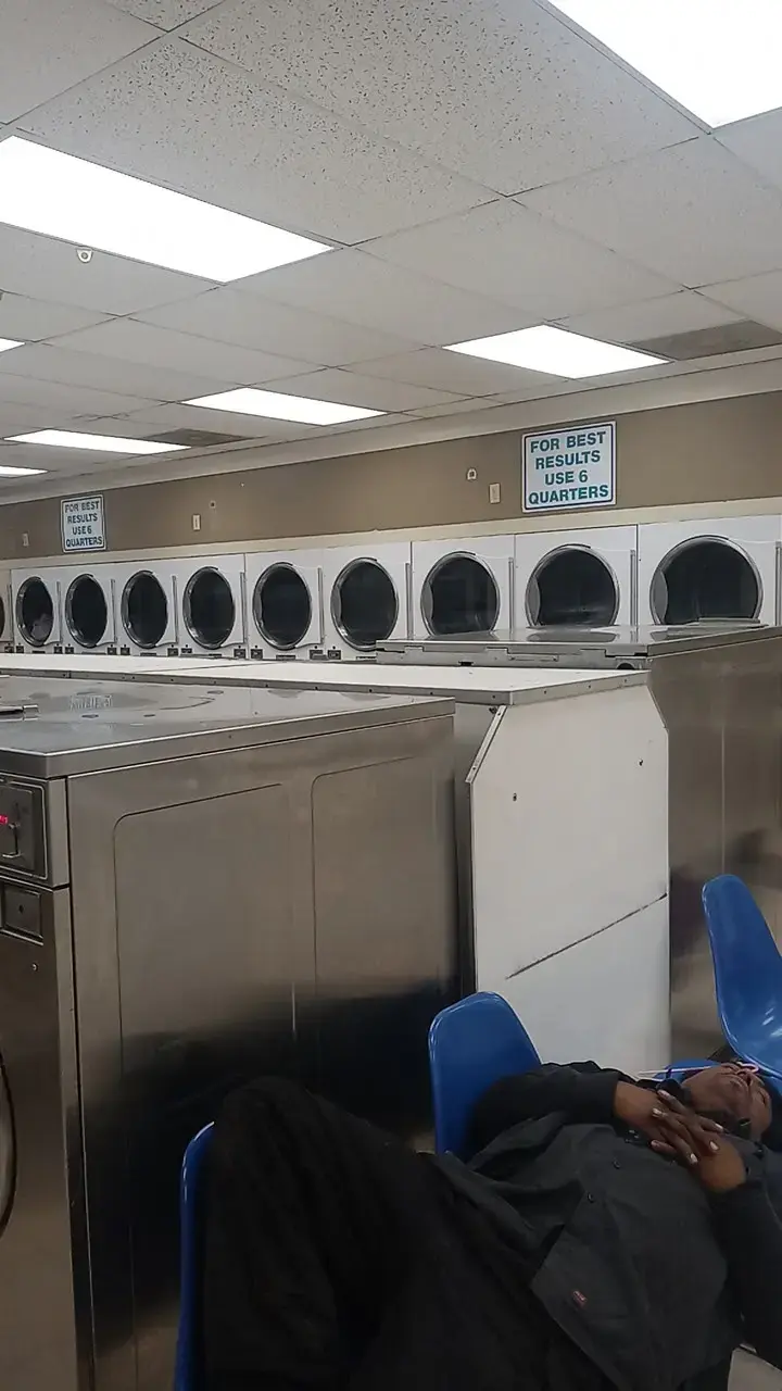Aqua Wash Coin Laundry - Image 12