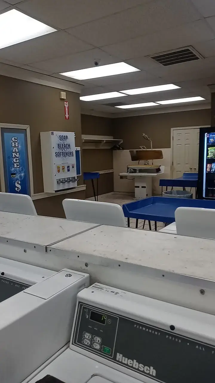 Aqua Wash Coin Laundry - Image 10