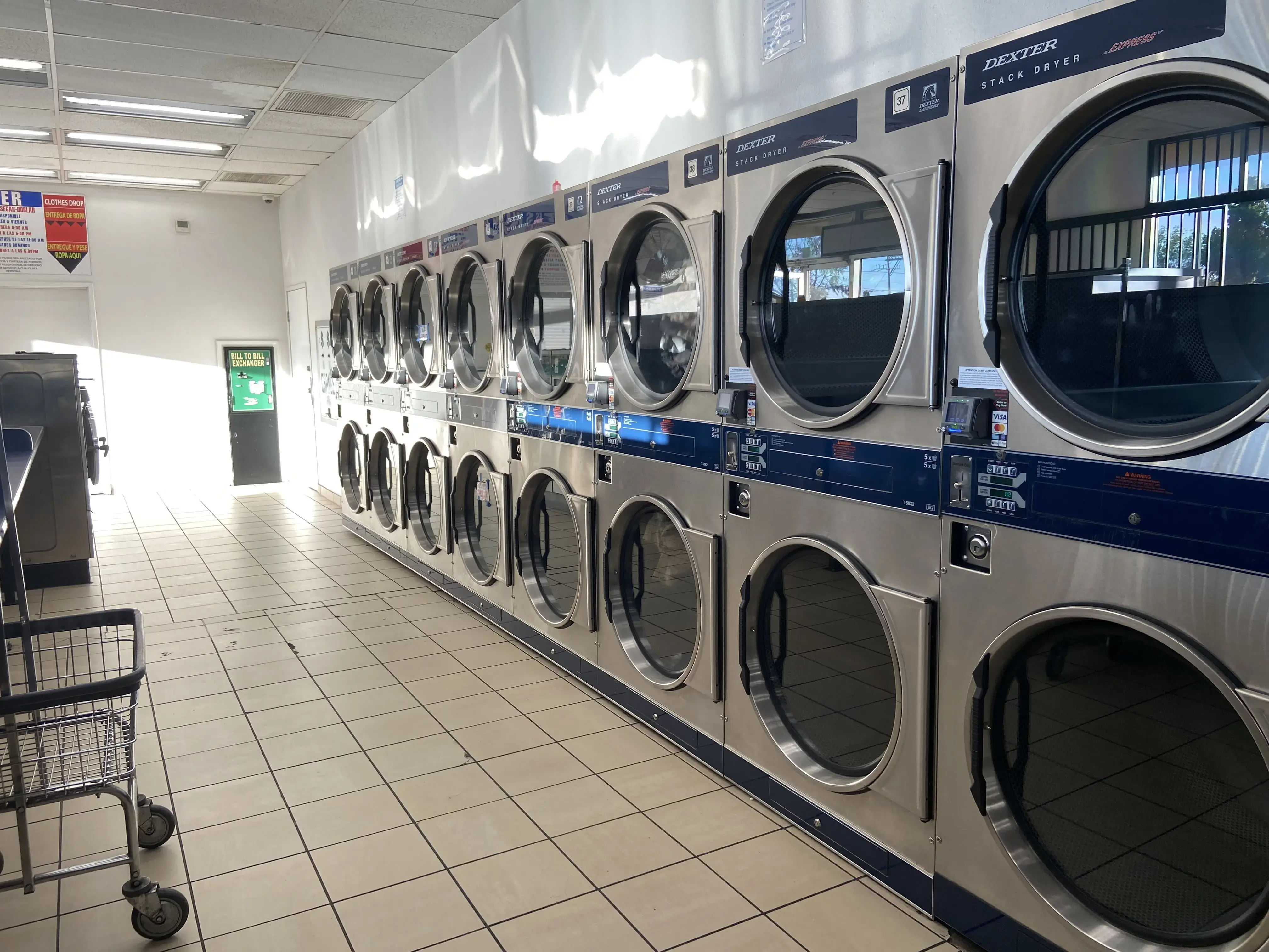 Arrow Coin Laundry/ Lavanderia - Image 2