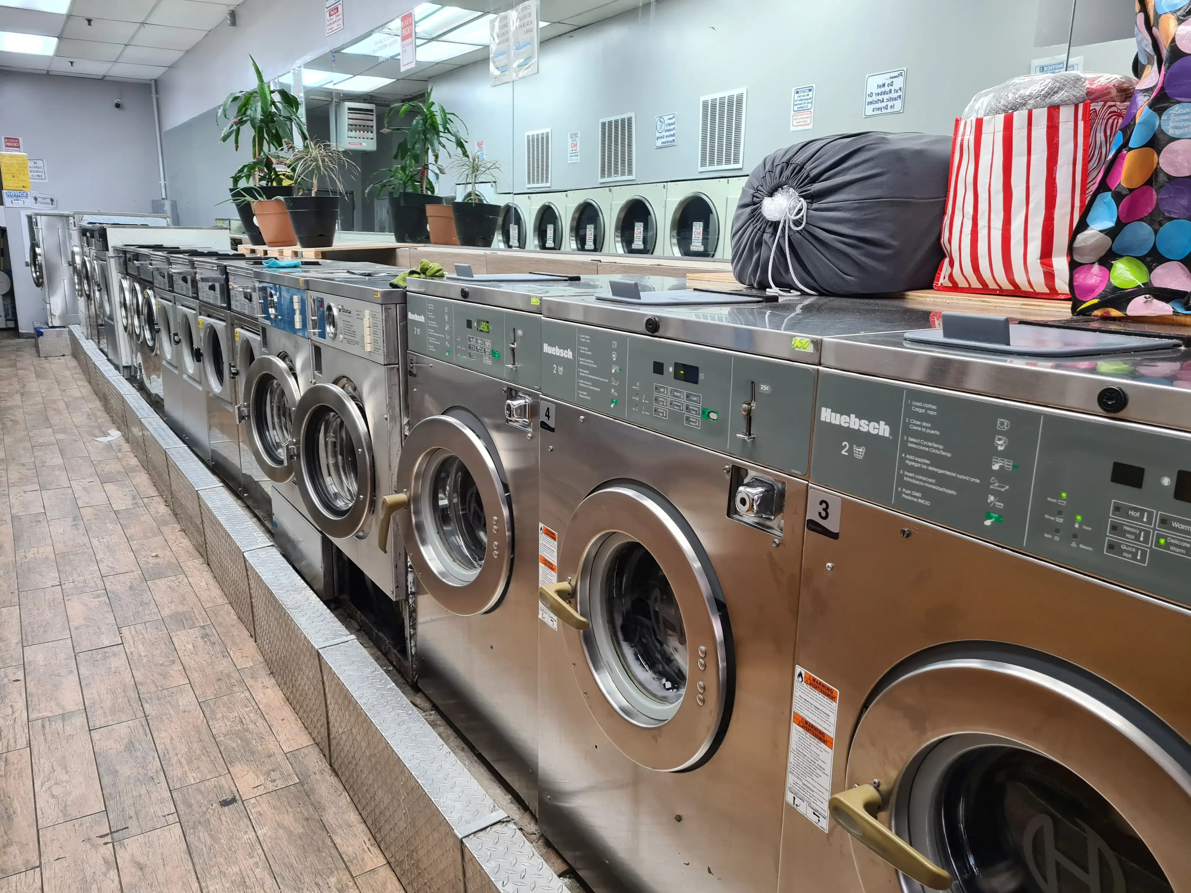 Astoria Bubbles Laundromat - Image 5