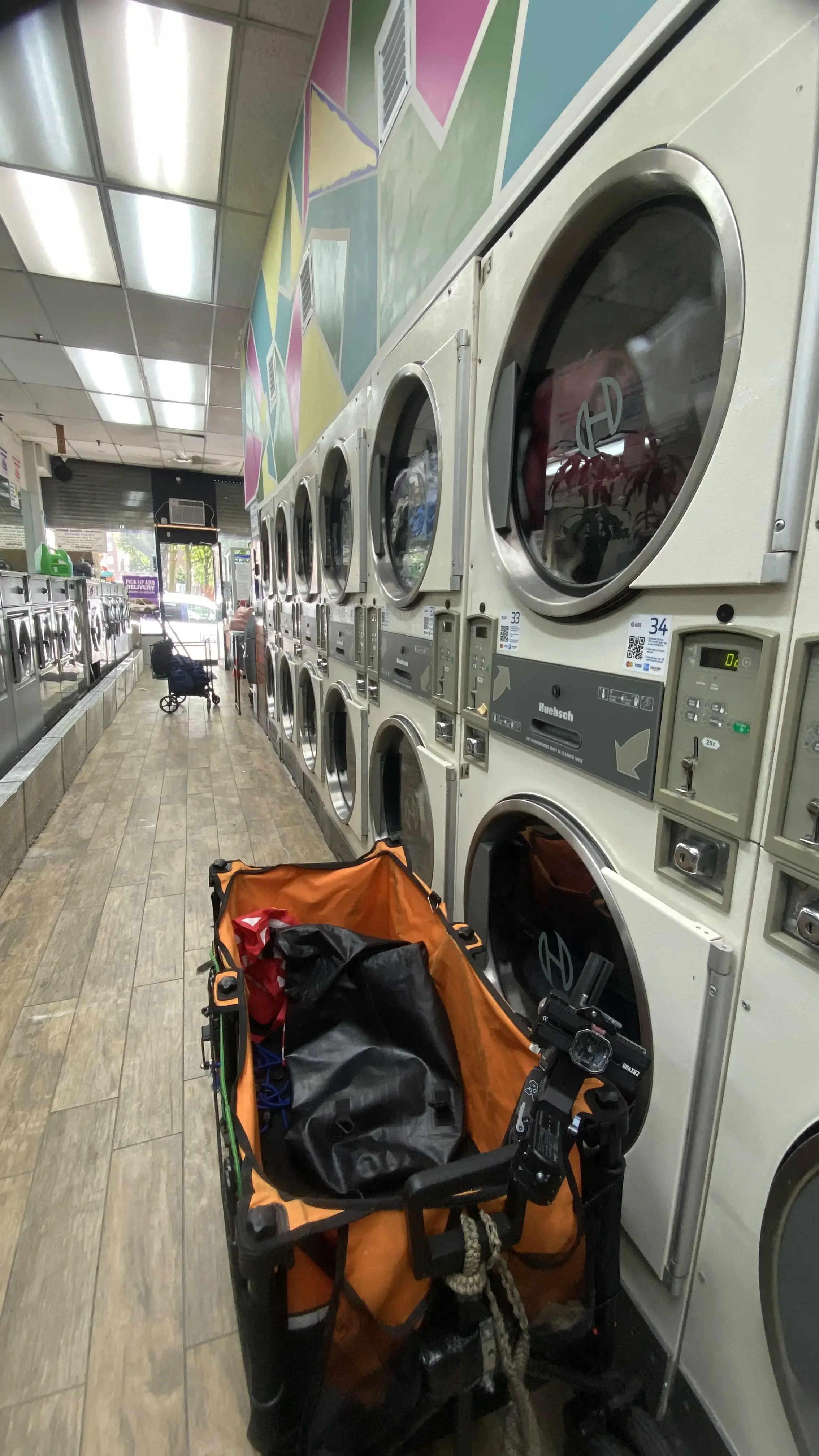 Astoria Bubbles Laundromat - Image 12