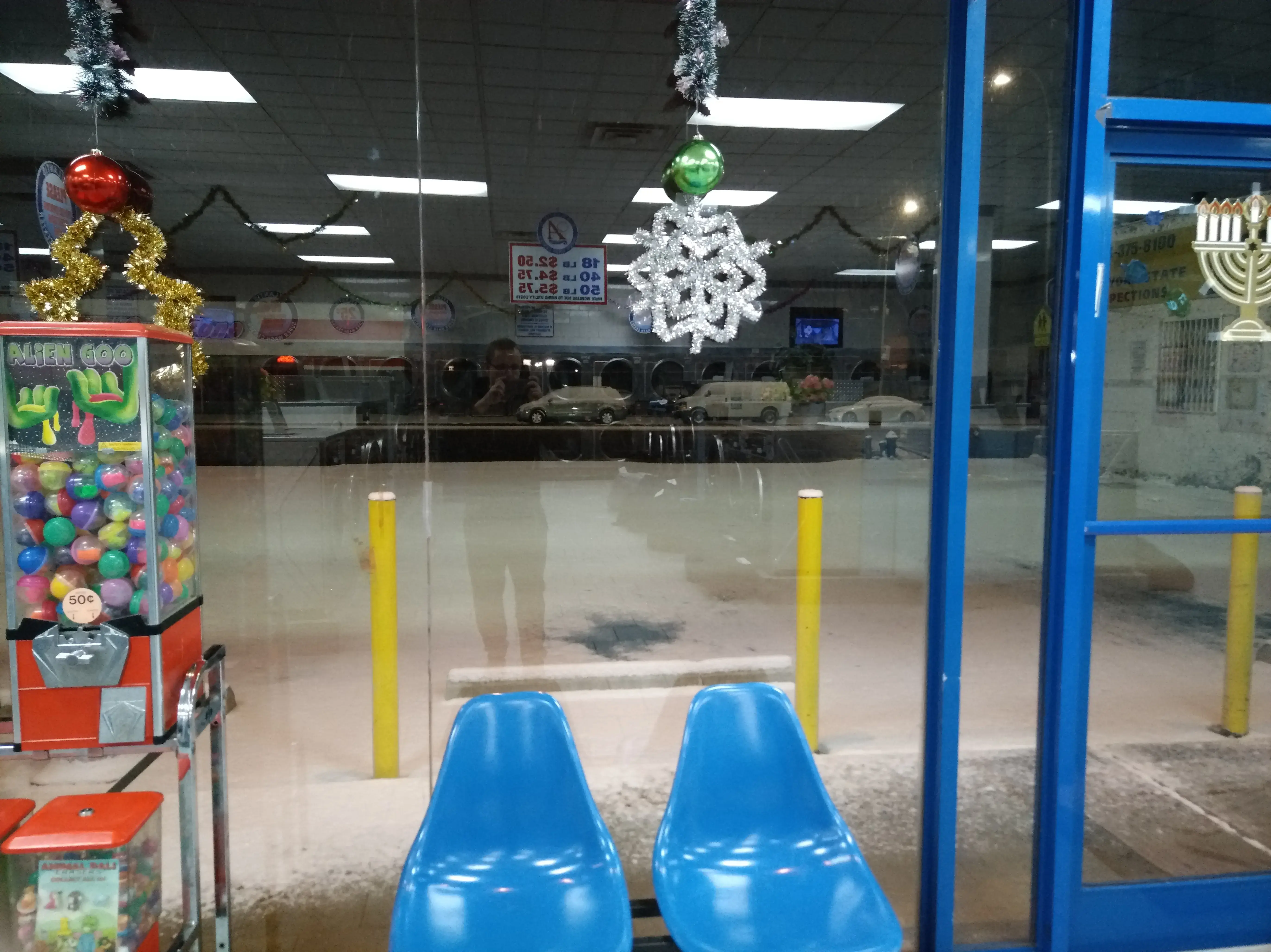 Atlantis Super Wash Laundromat - Image 17