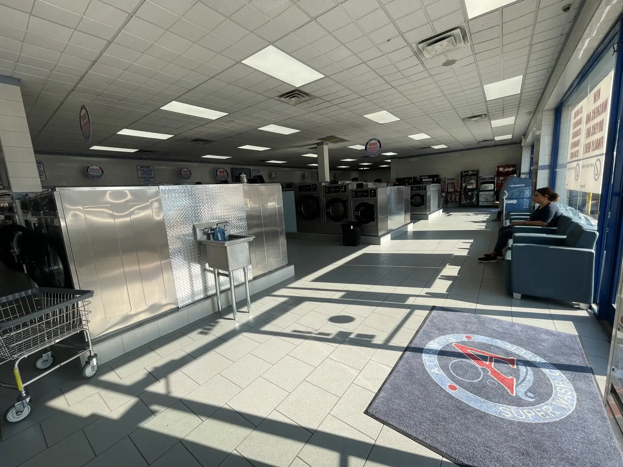 Atlantis Super Wash Laundromat - Image 5
