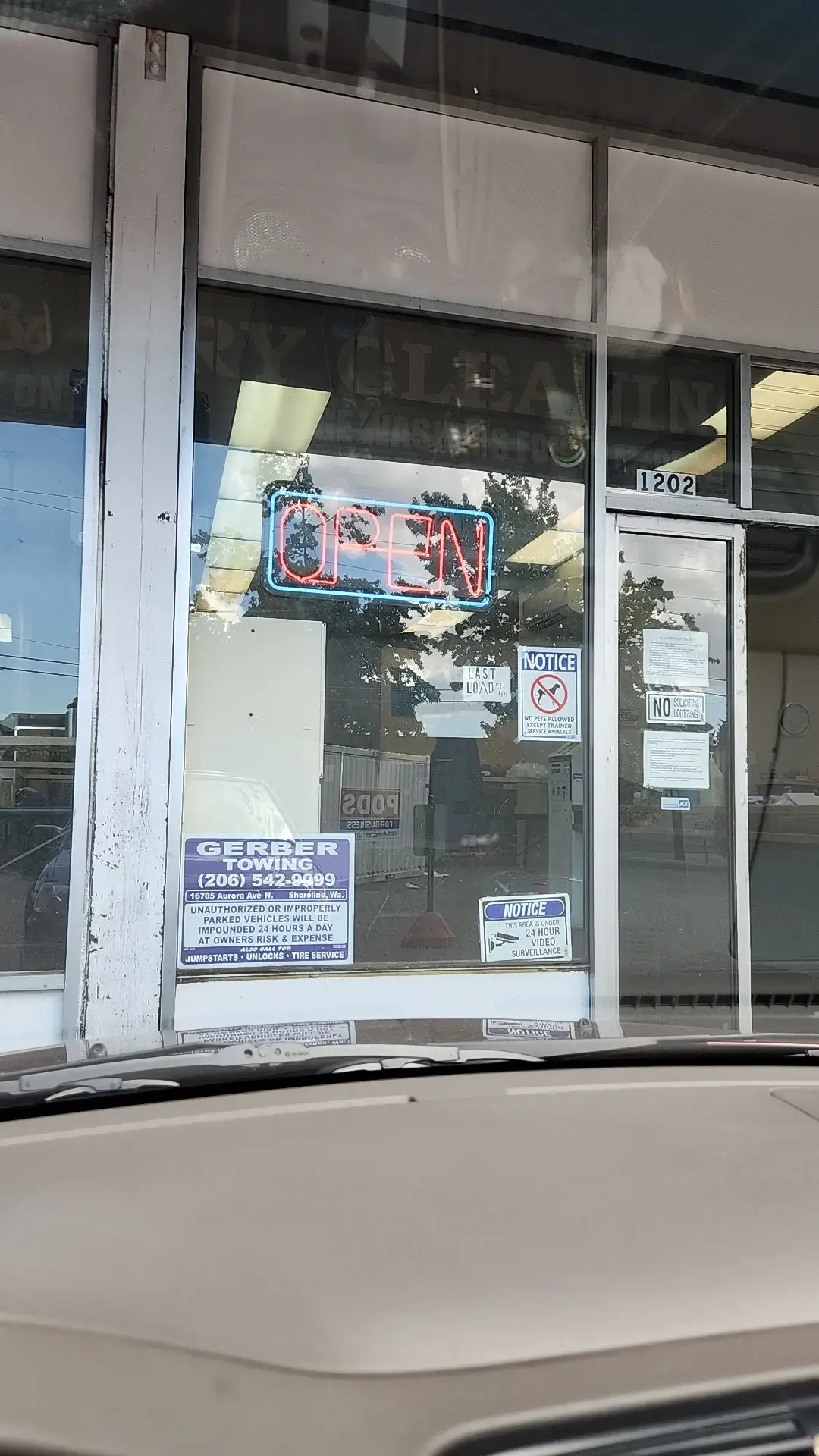 Aurora Clean Express Laundromat - Image 14