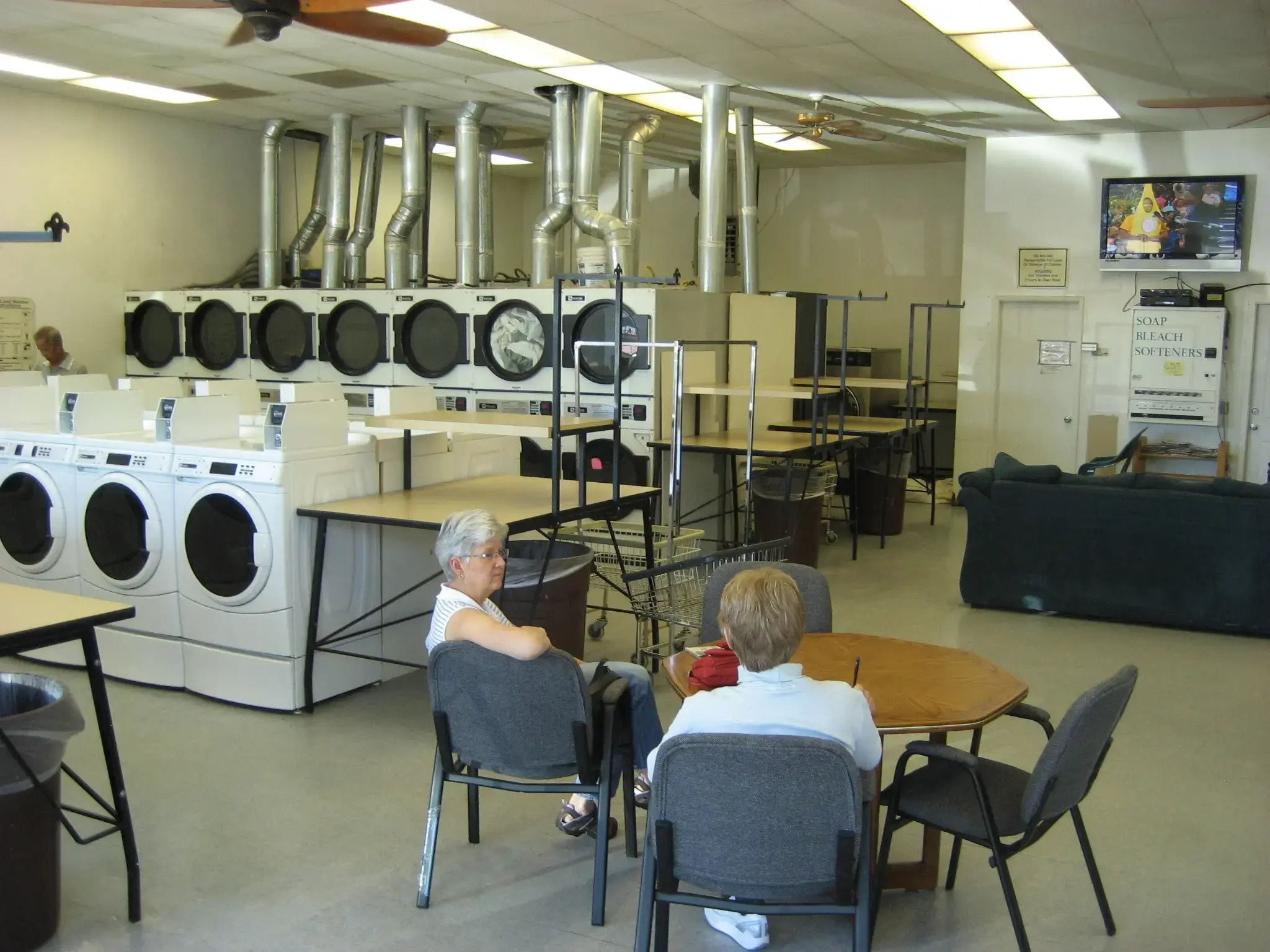 Aurora Clean Express Laundromat thumbnail 2