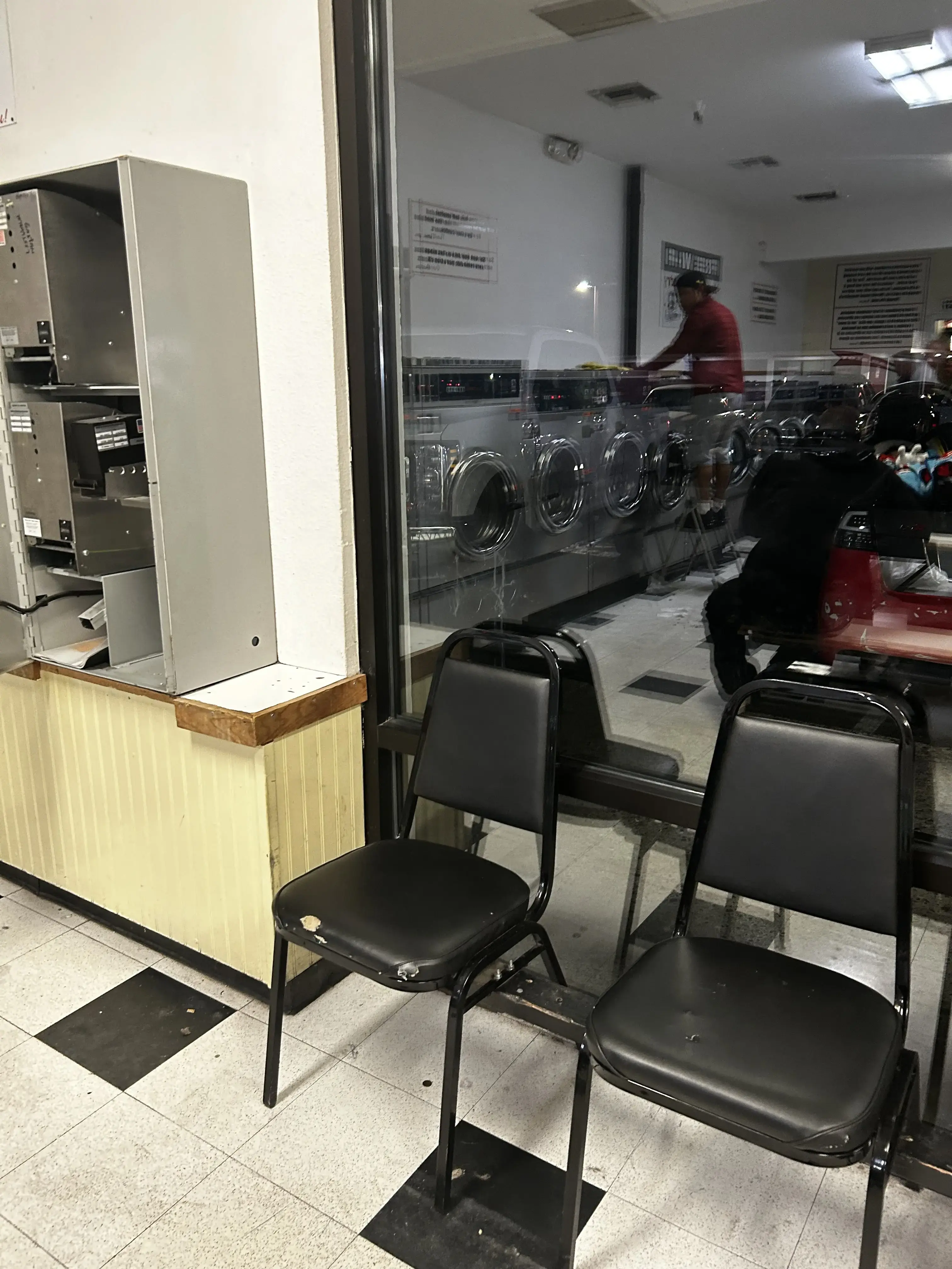 Avenue Coin Laundry thumbnail 8