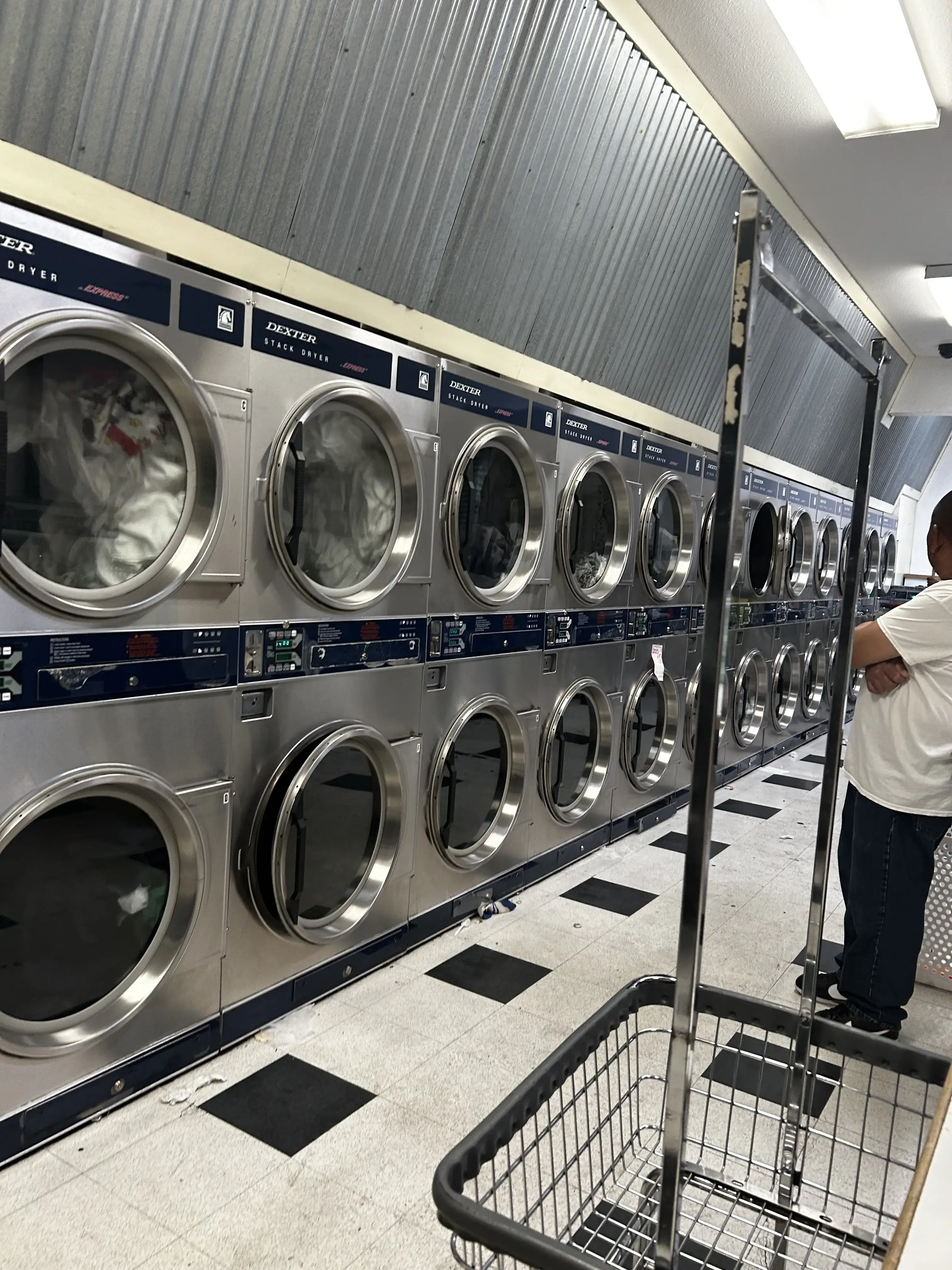 Avenue Coin Laundry - Image 2