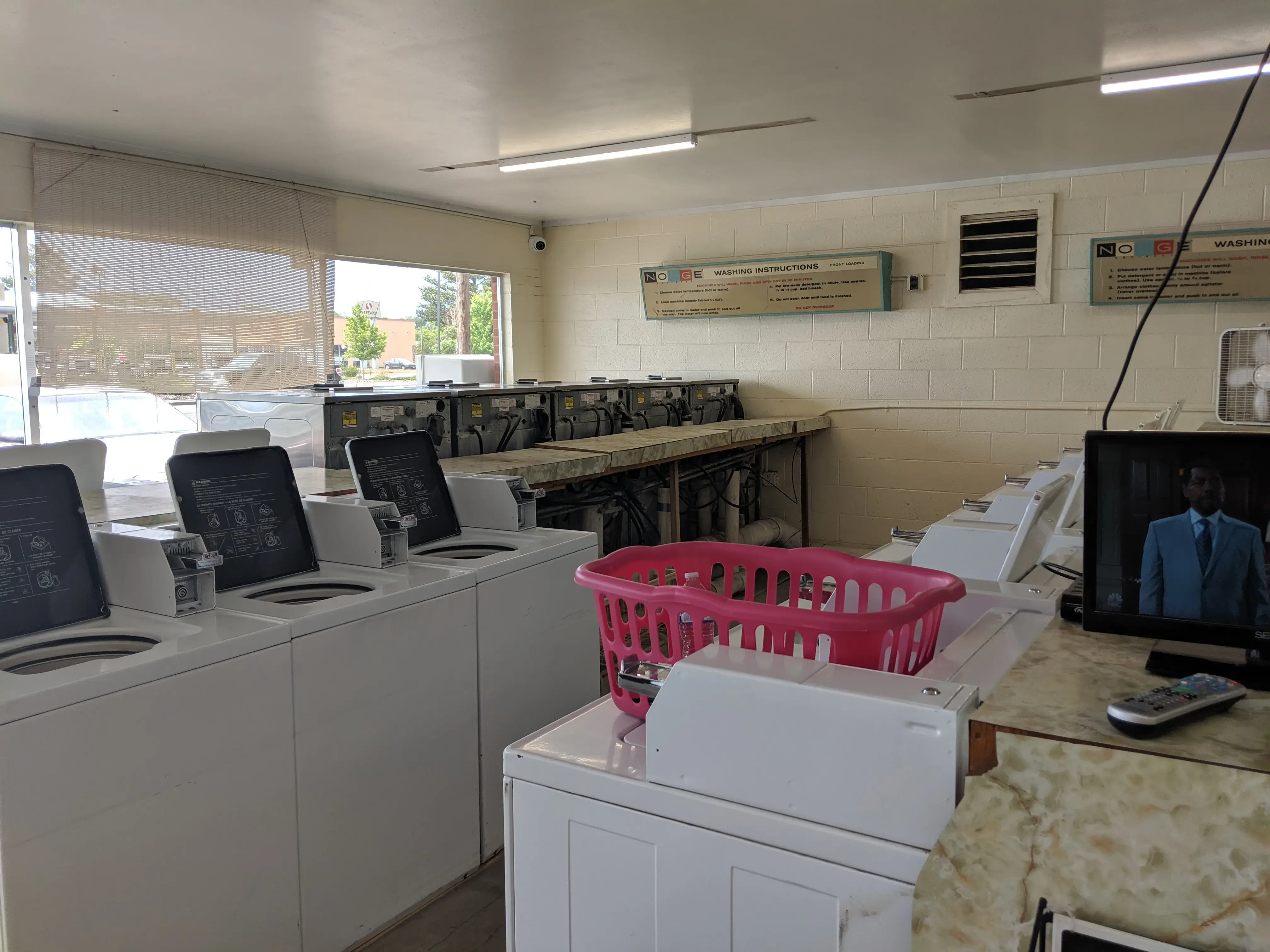 B & D's Laundromat thumbnail 12