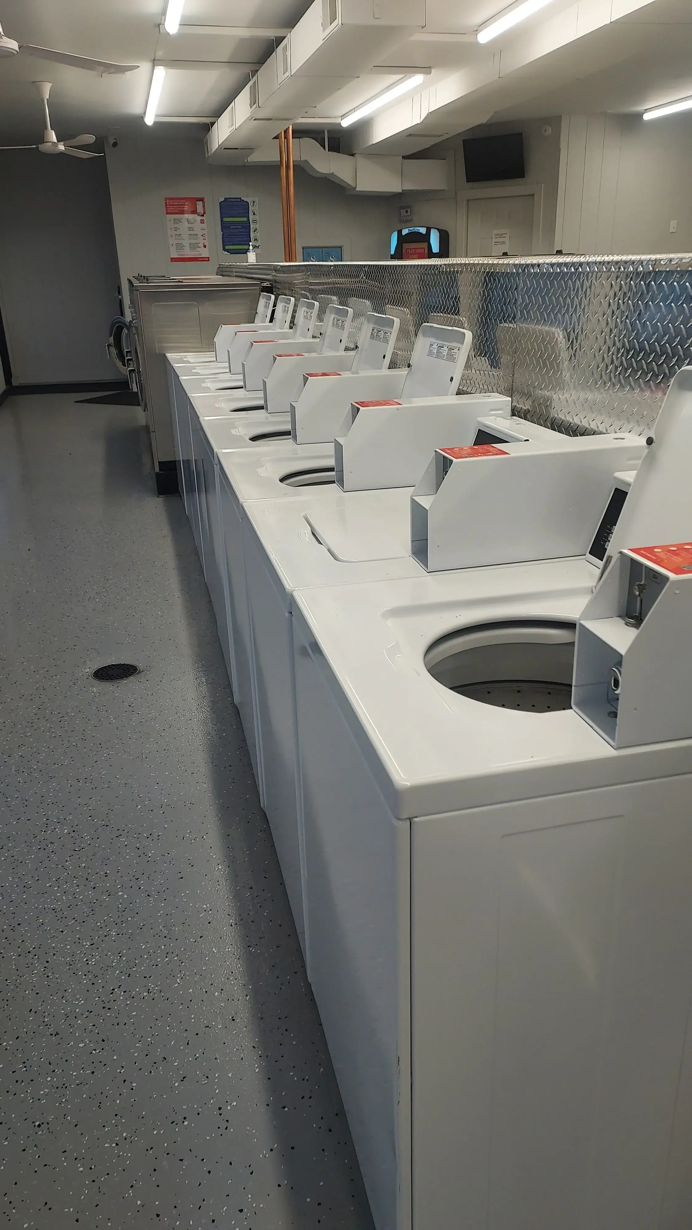 B Street Laundromat - Image 4