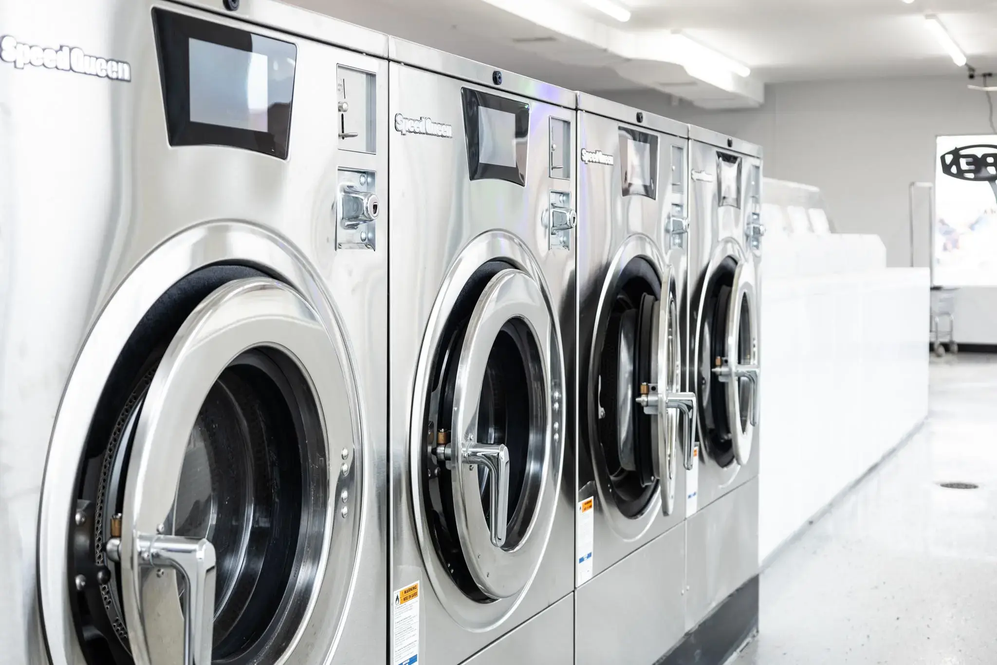 B Street Laundromat - Image 15