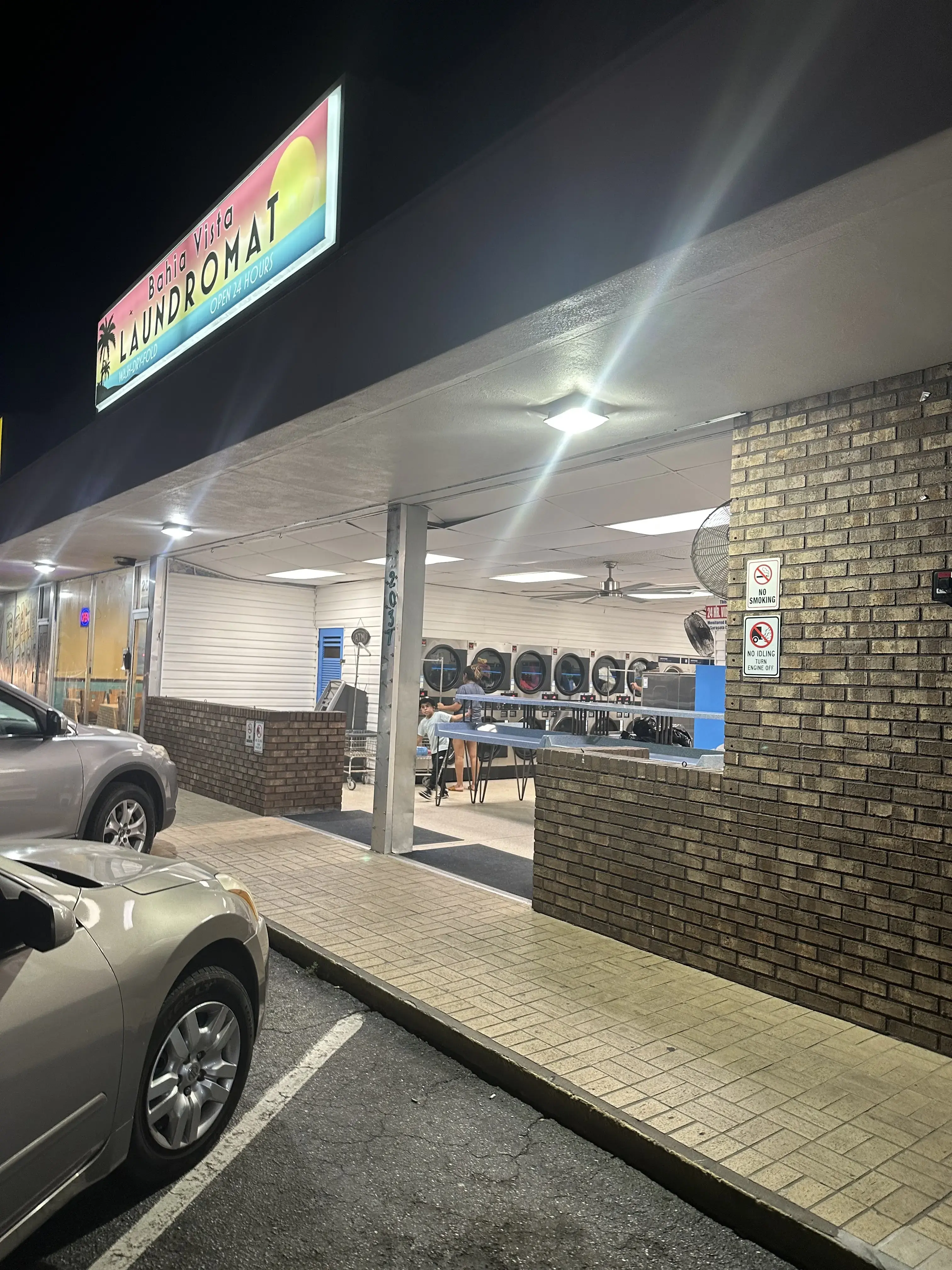 Bahia Vista Laundromat - Image 14