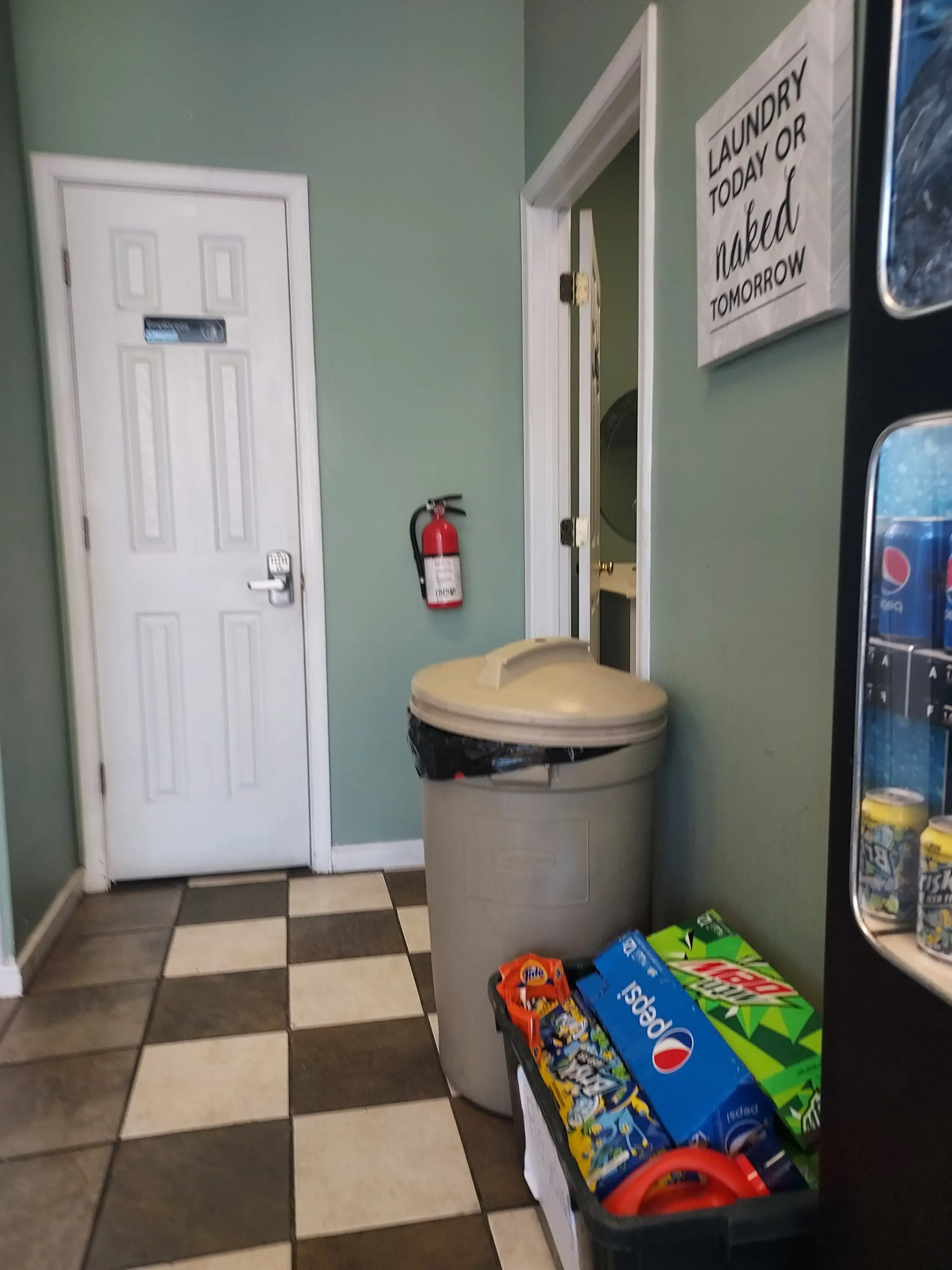 Barton Heights Laundromat - Image 14