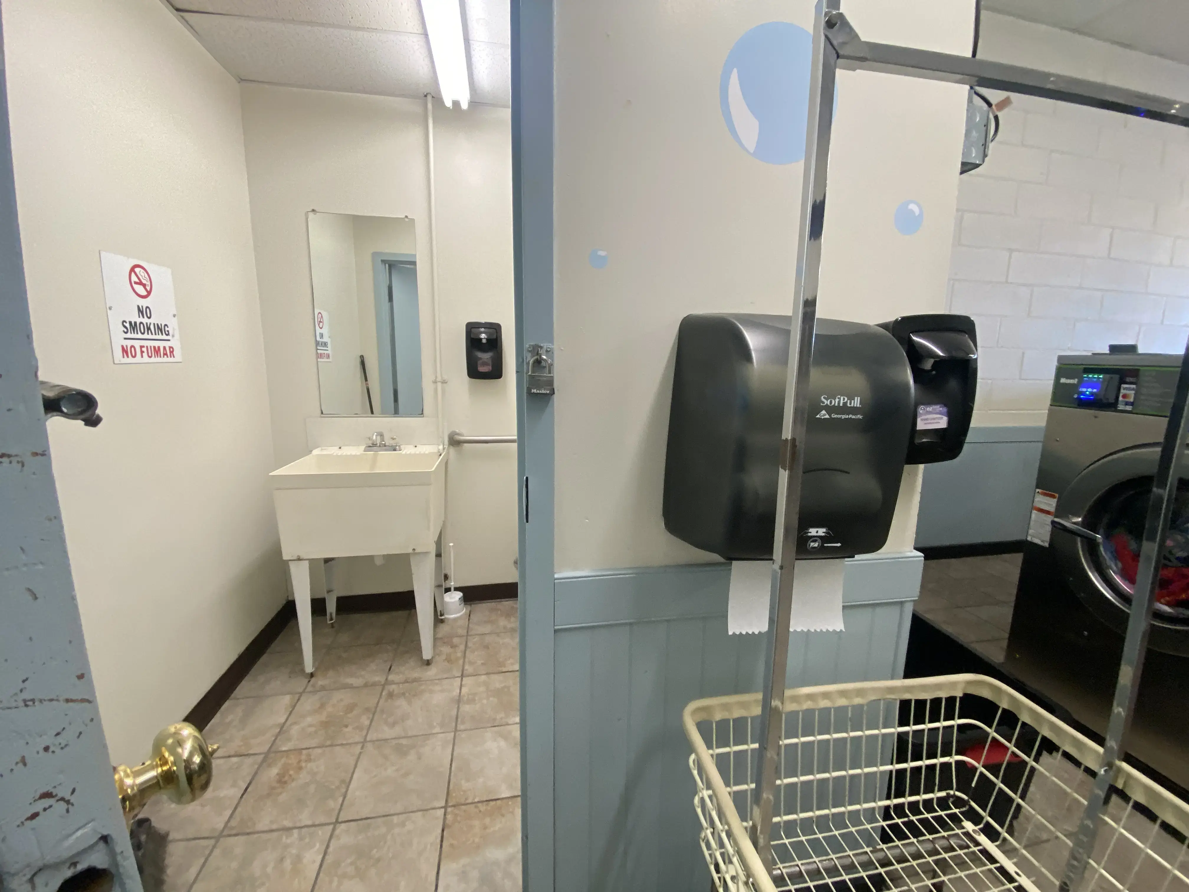Battlefield Blvd. Laundry Land Laundromat thumbnail 5