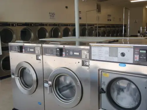 Battlefield Blvd. Laundry Land Laundromat - Image 17