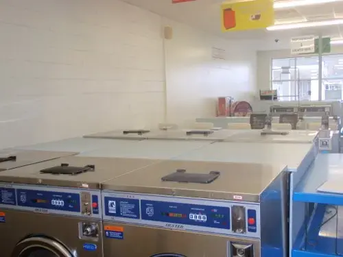 Battlefield Blvd. Laundry Land Laundromat - Image 15