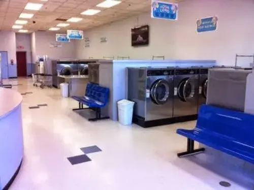 BB's Laundromat & Dry Cleaners - Image 14