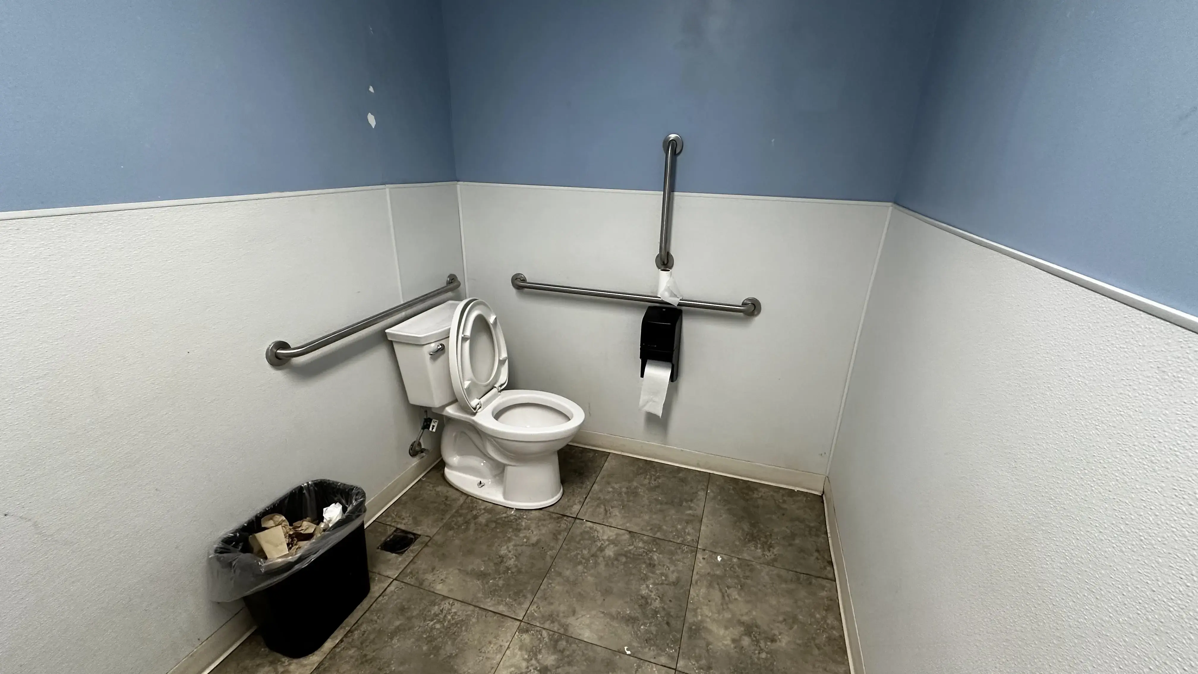 B&B's Laundromat - Image 20