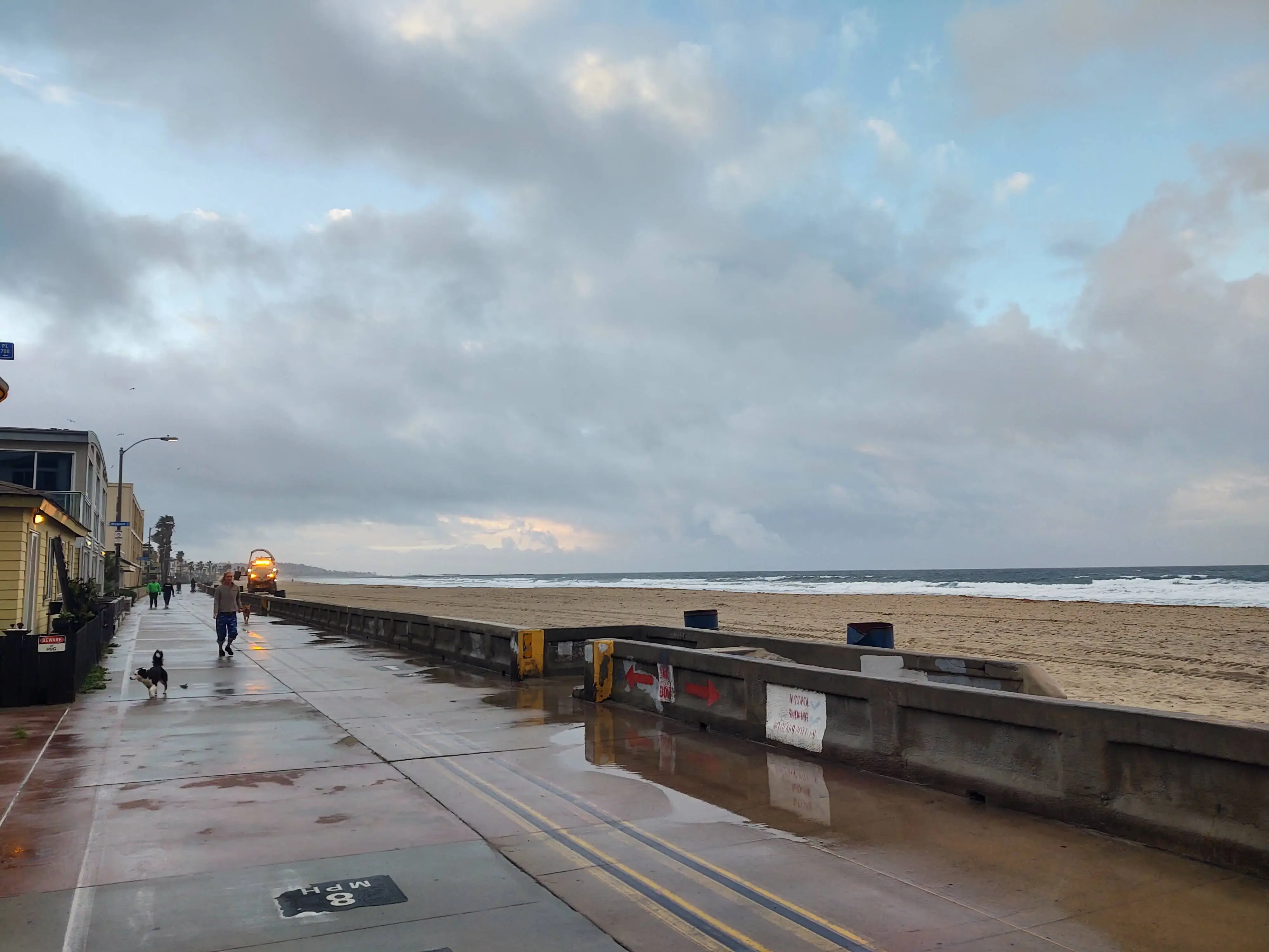 Beach Laundromat - Image 15