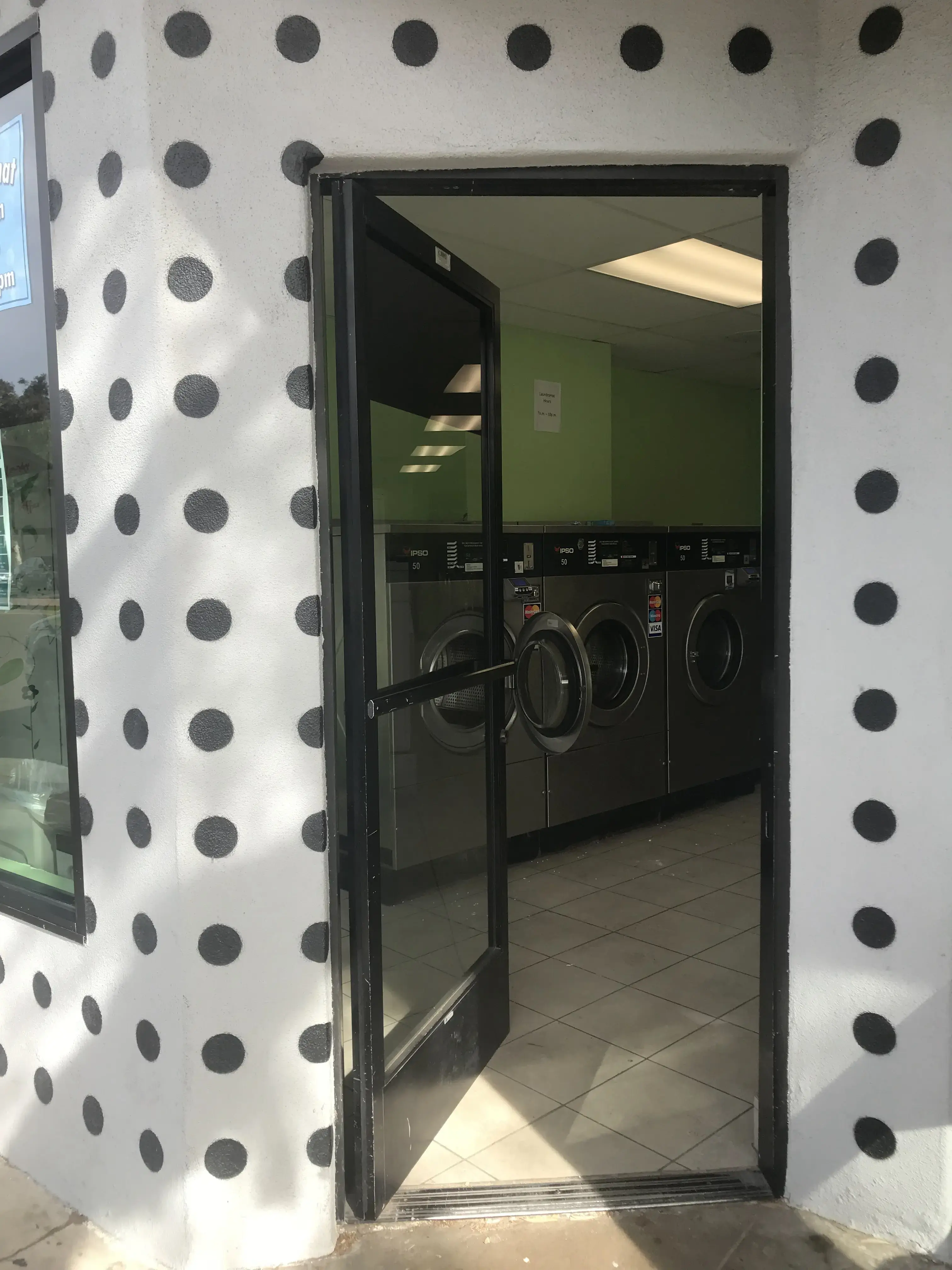 Beach Laundromat thumbnail 18