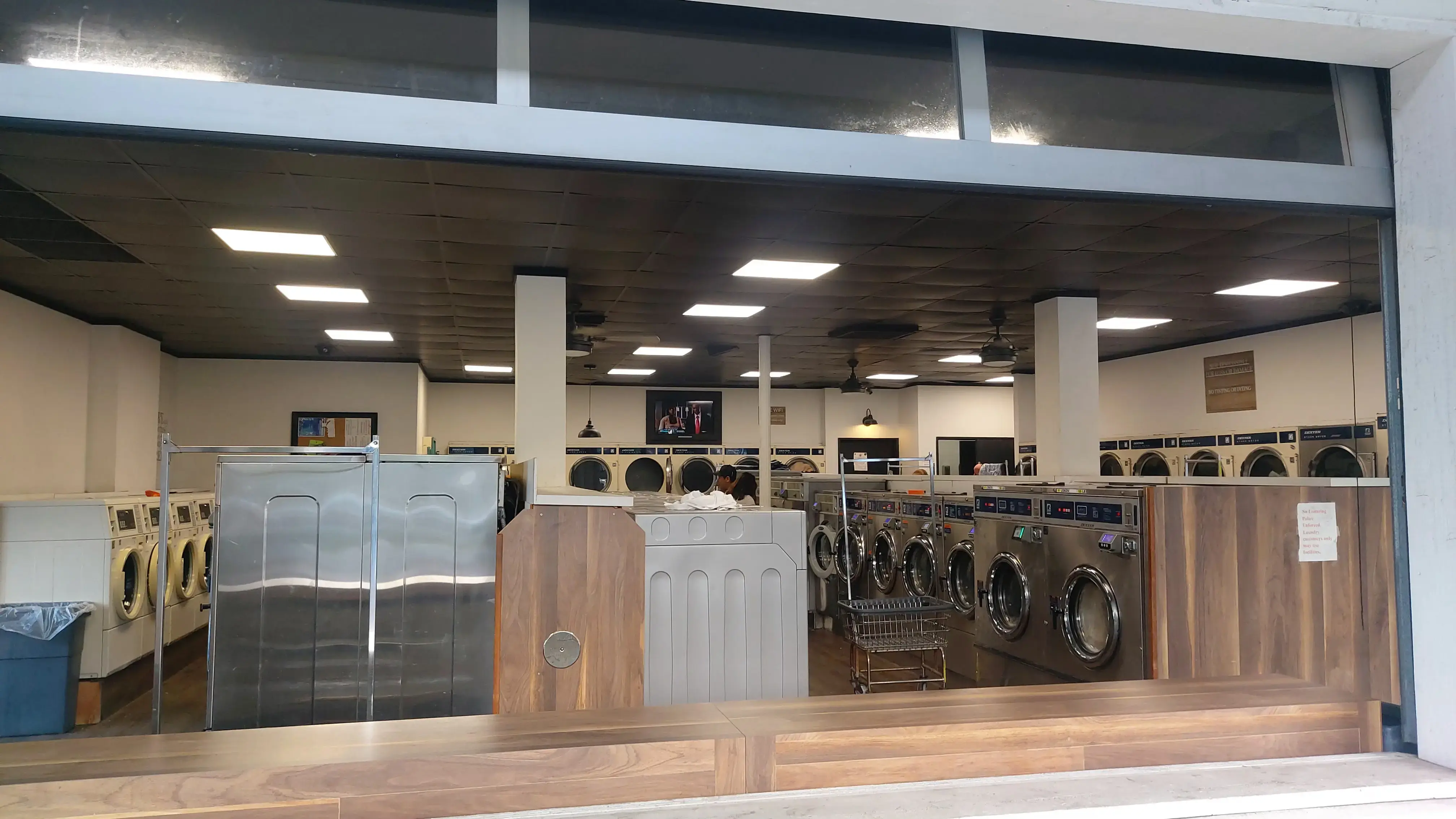 Beachside Del Mar Laundromat - Image 19