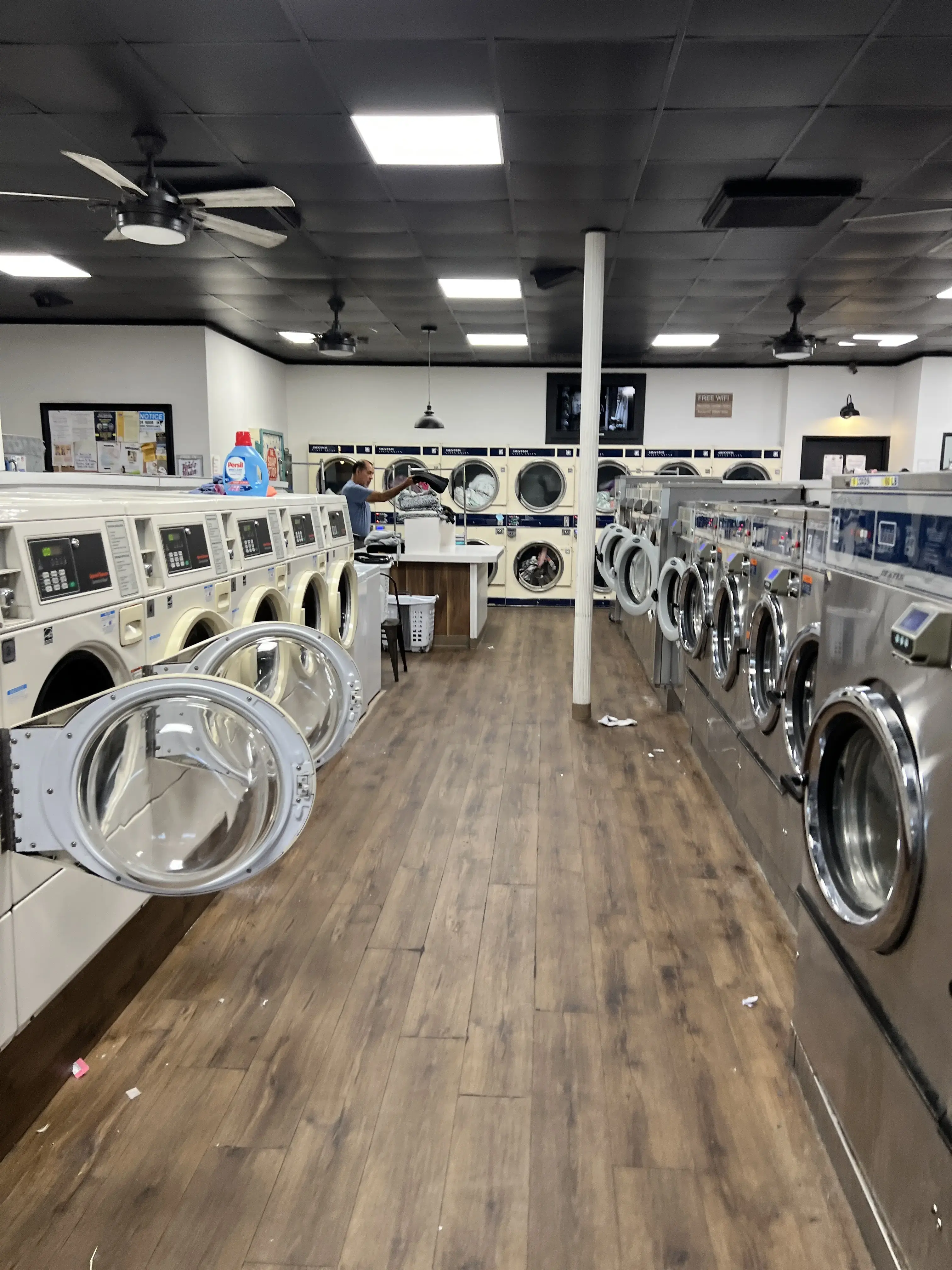 Beachside Del Mar Laundromat thumbnail 1