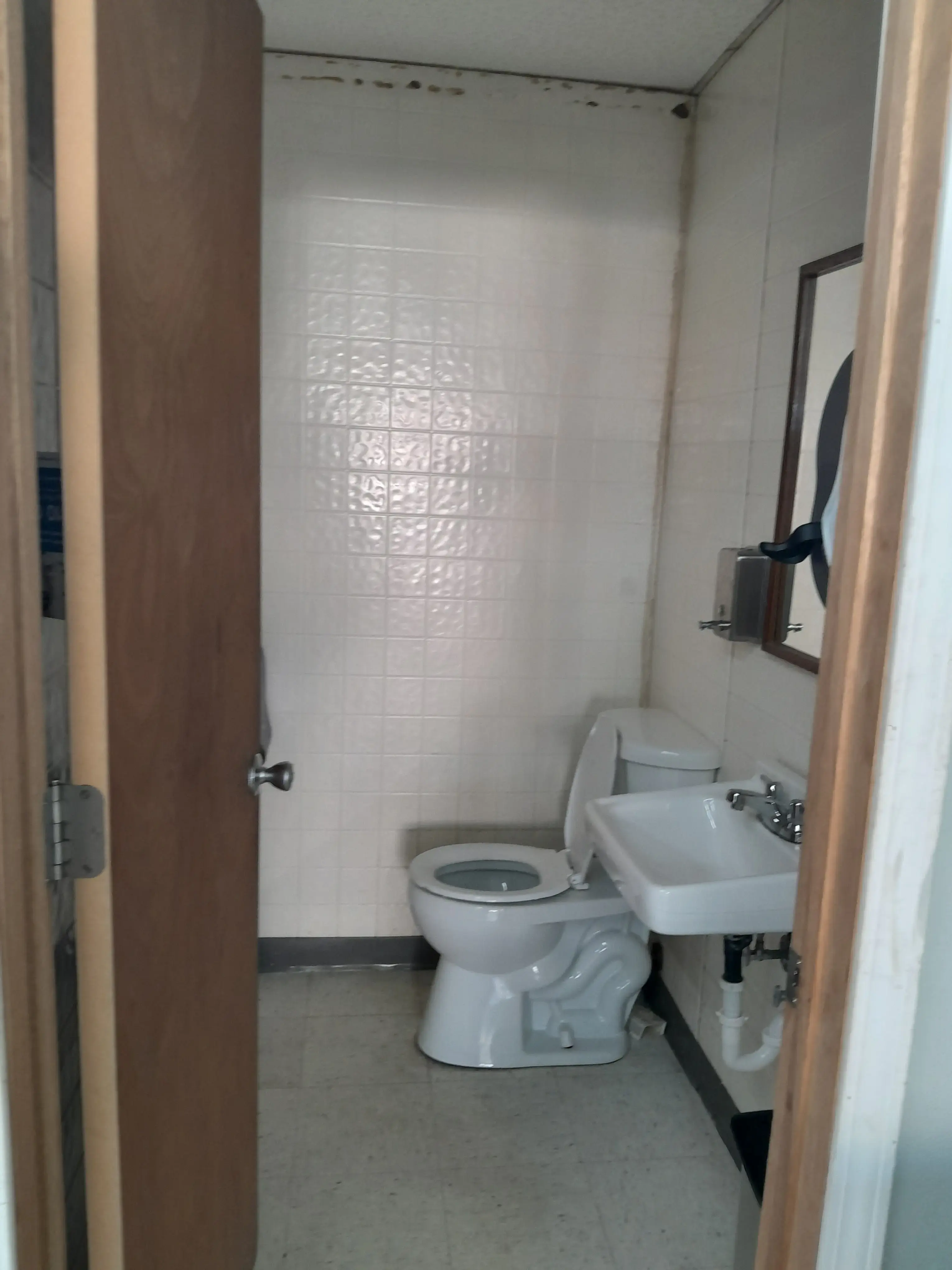 Bee Klean Laundromat LLC - Image 7