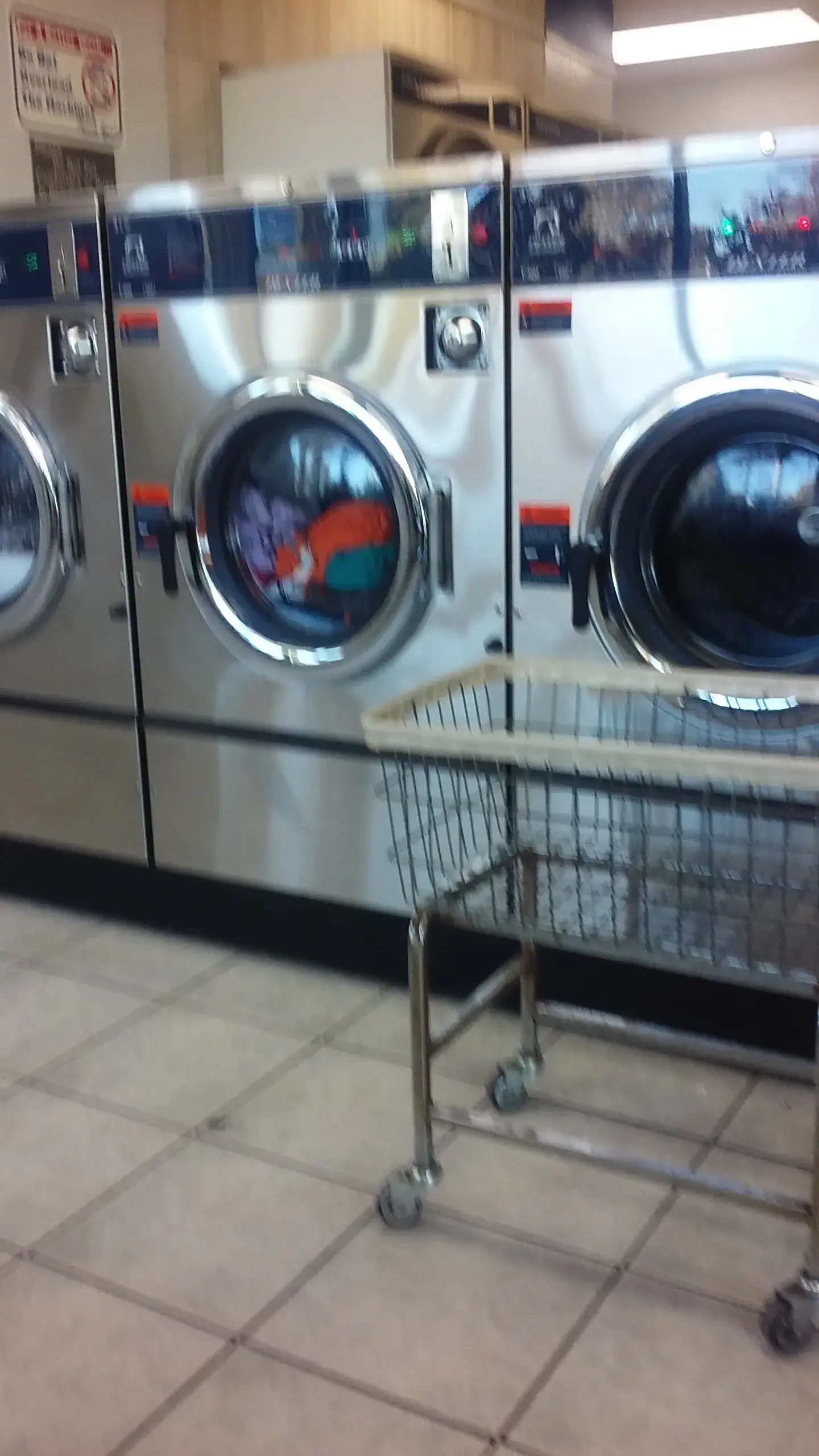 Belleville East Laundromat - Image 9