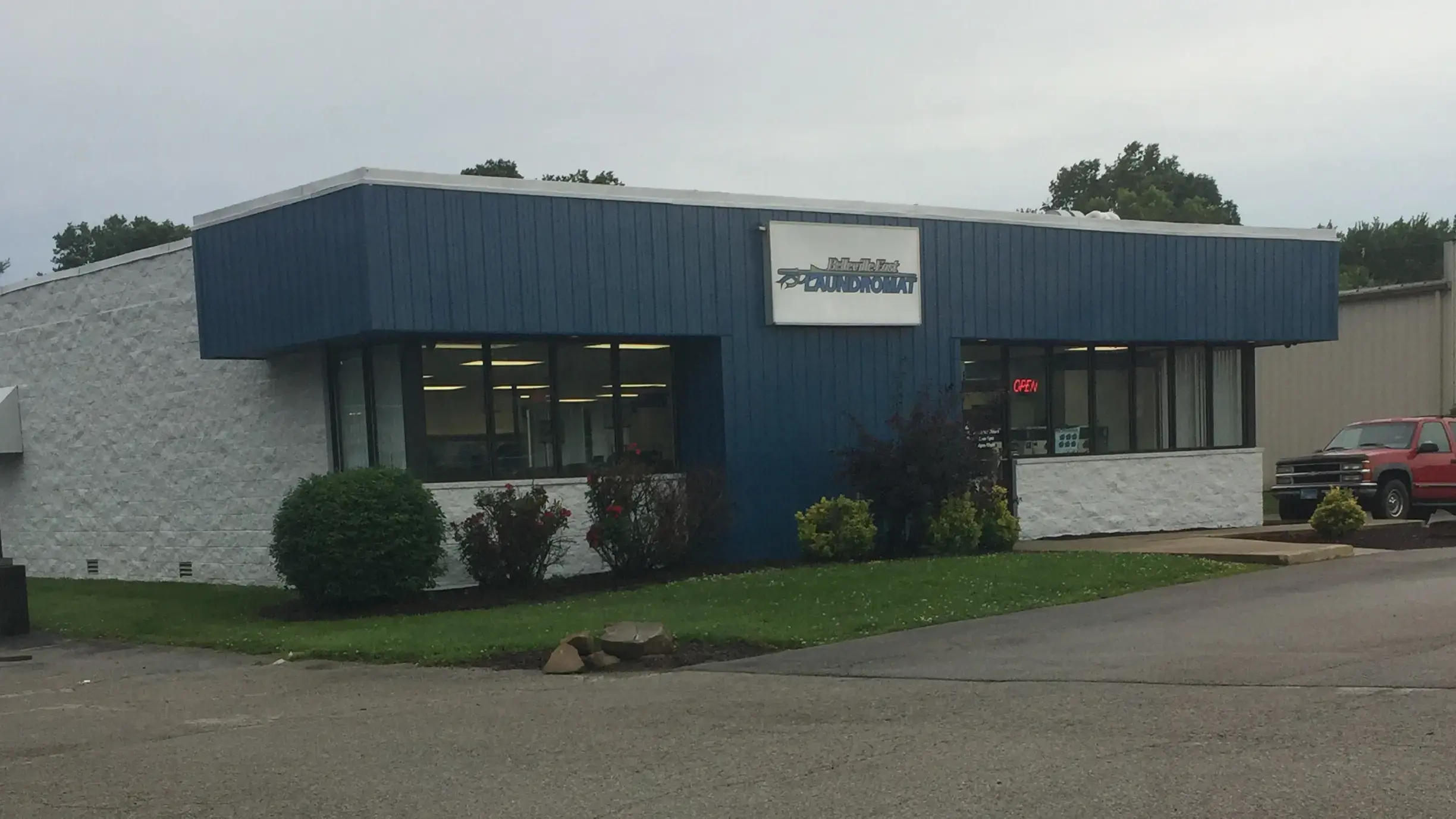 Belleville East Laundromat - Image 11