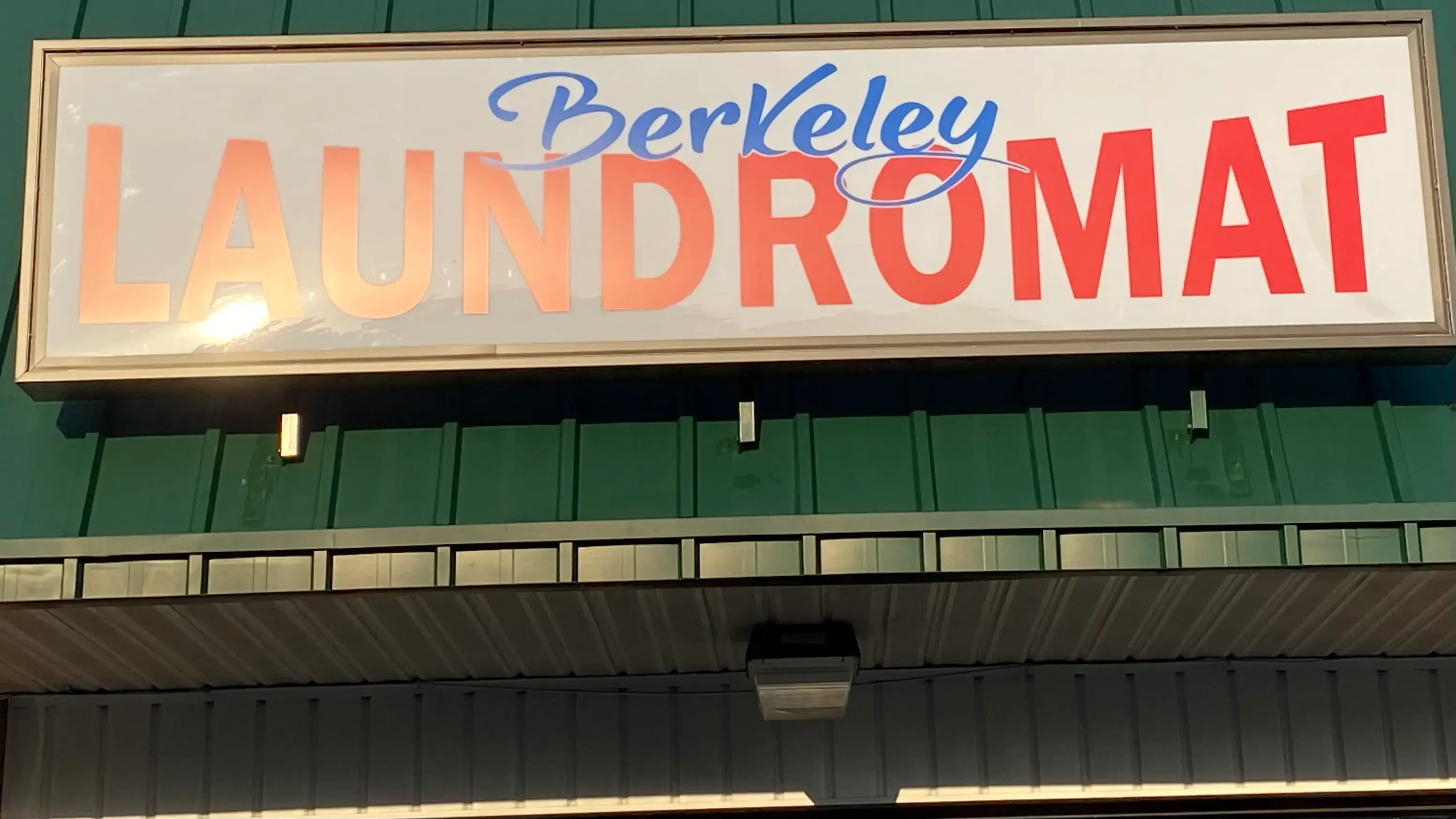 Berkeley Laundromat thumbnail 18
