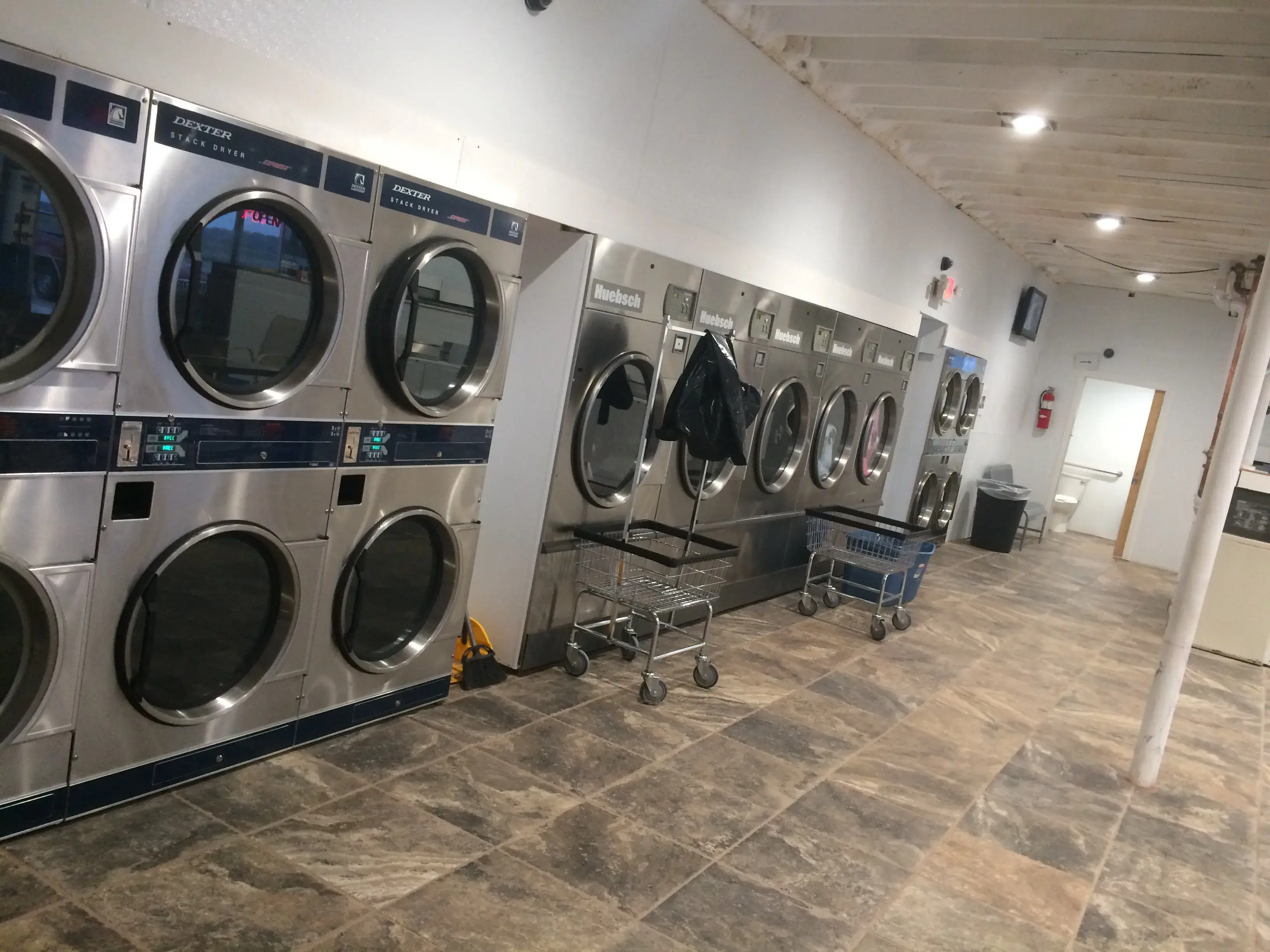 Best Wash Laundromat - Image 17