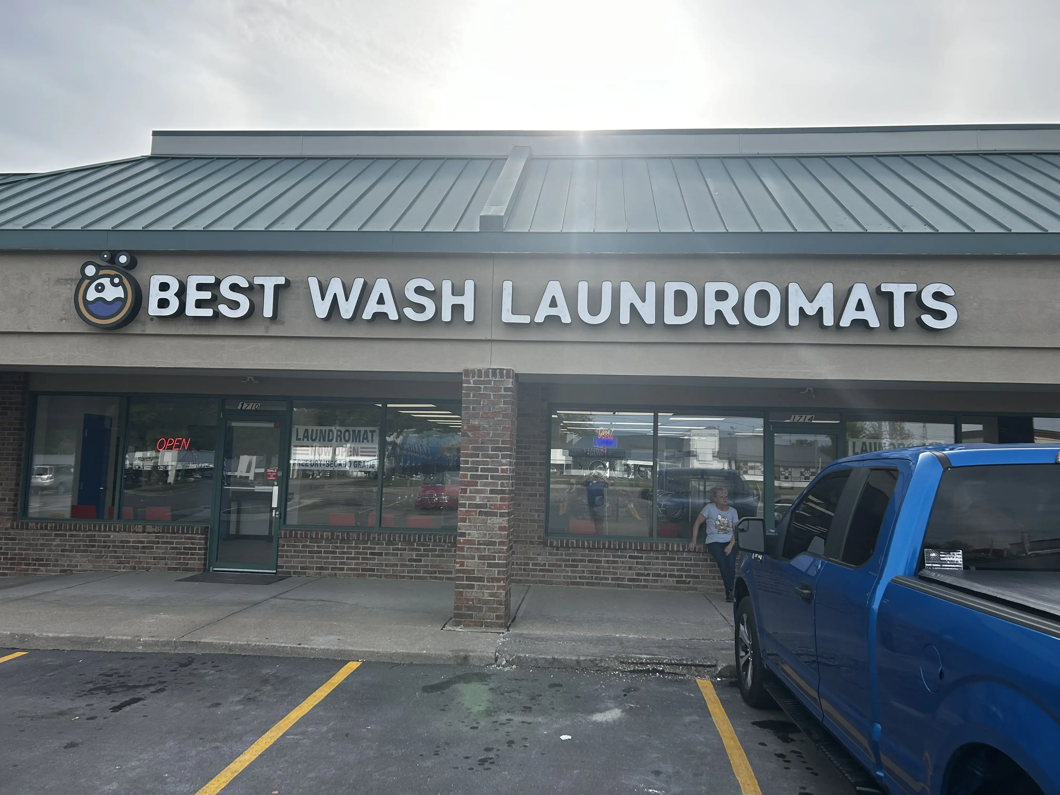 Best Wash Laundromats - Blue Springs thumbnail 8