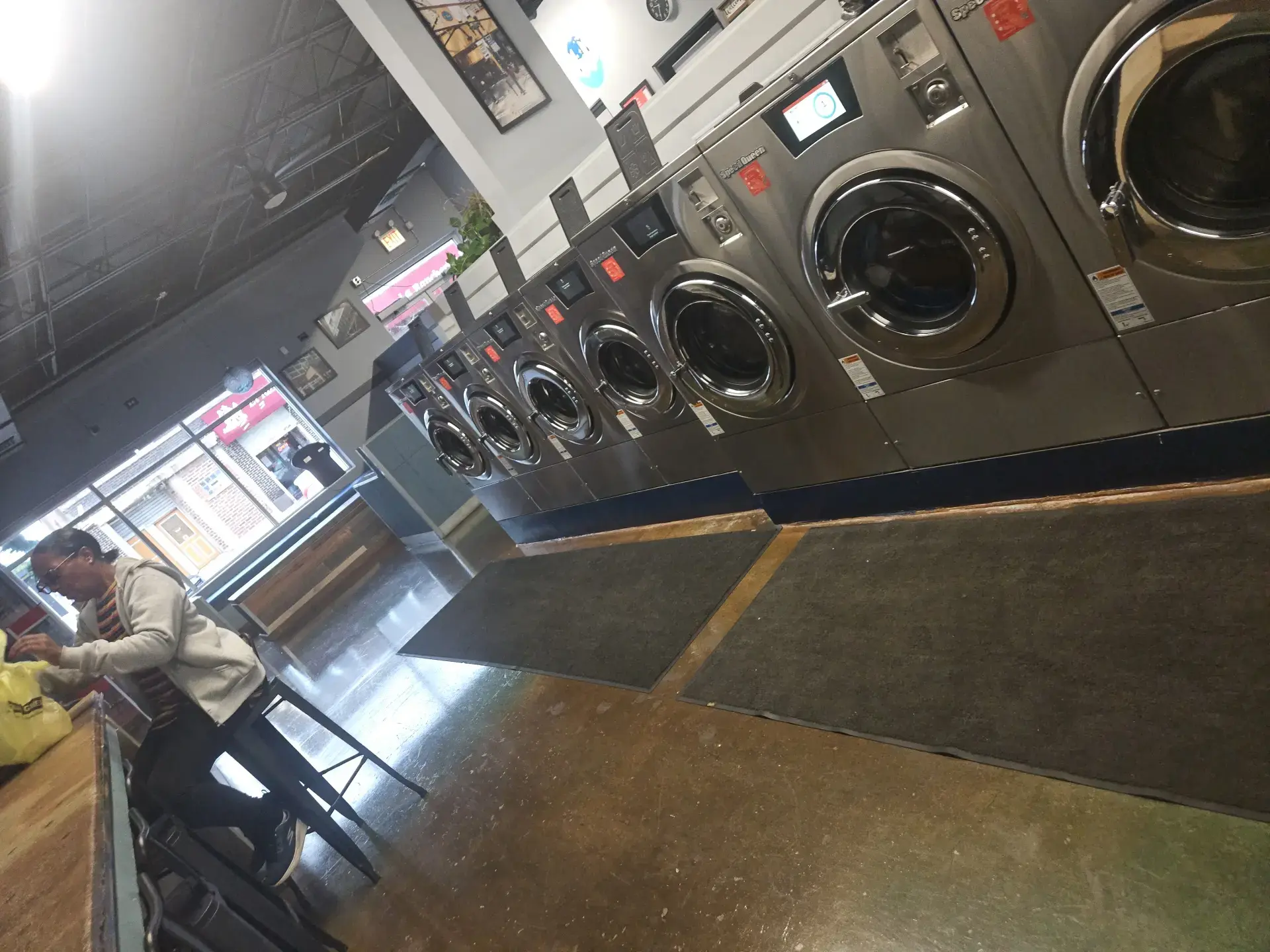 Big Bubbles Laundromat thumbnail 7