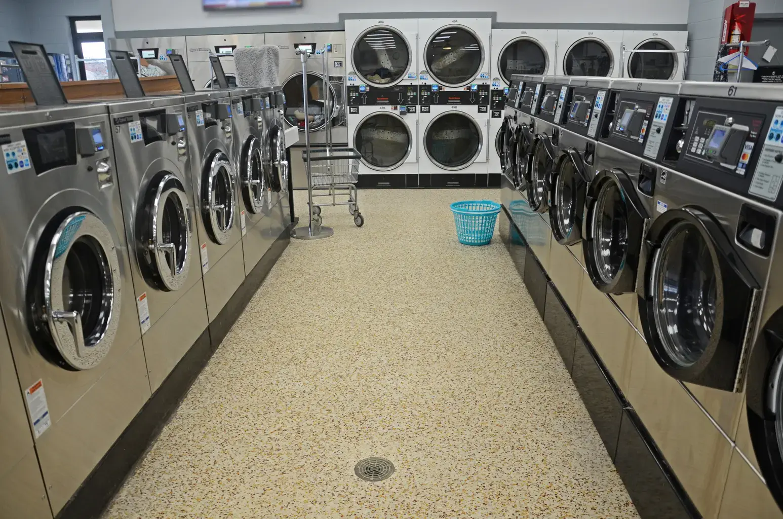 Big Wash Tub Coin Laundry - Image 4