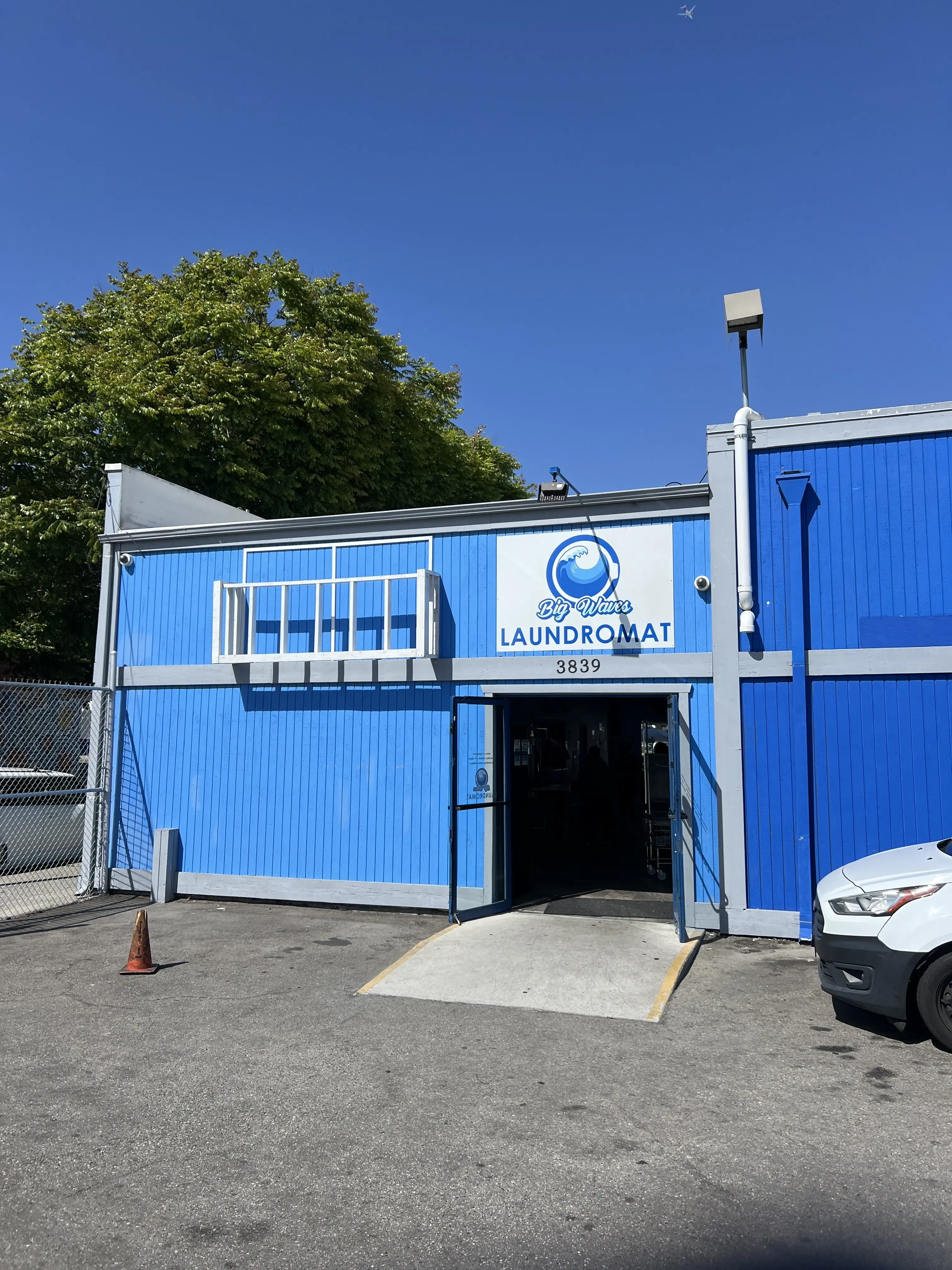 Big Waves Laundromat - Mar Vista thumbnail 17