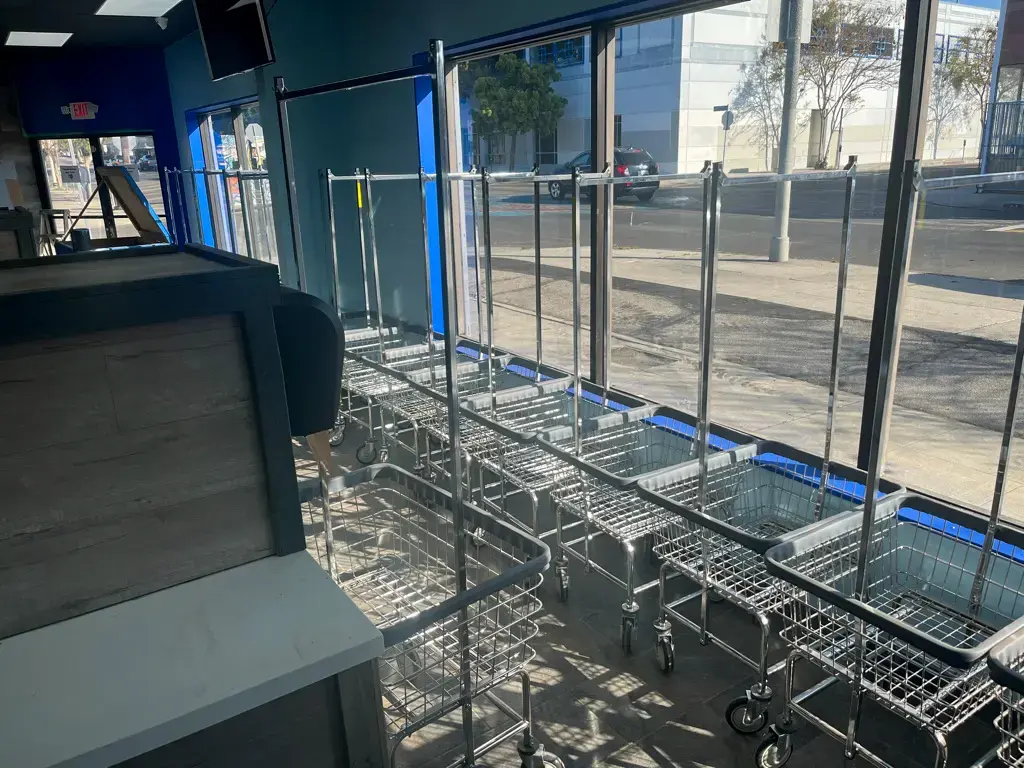Big Waves Laundromat - Mar Vista - Image 9