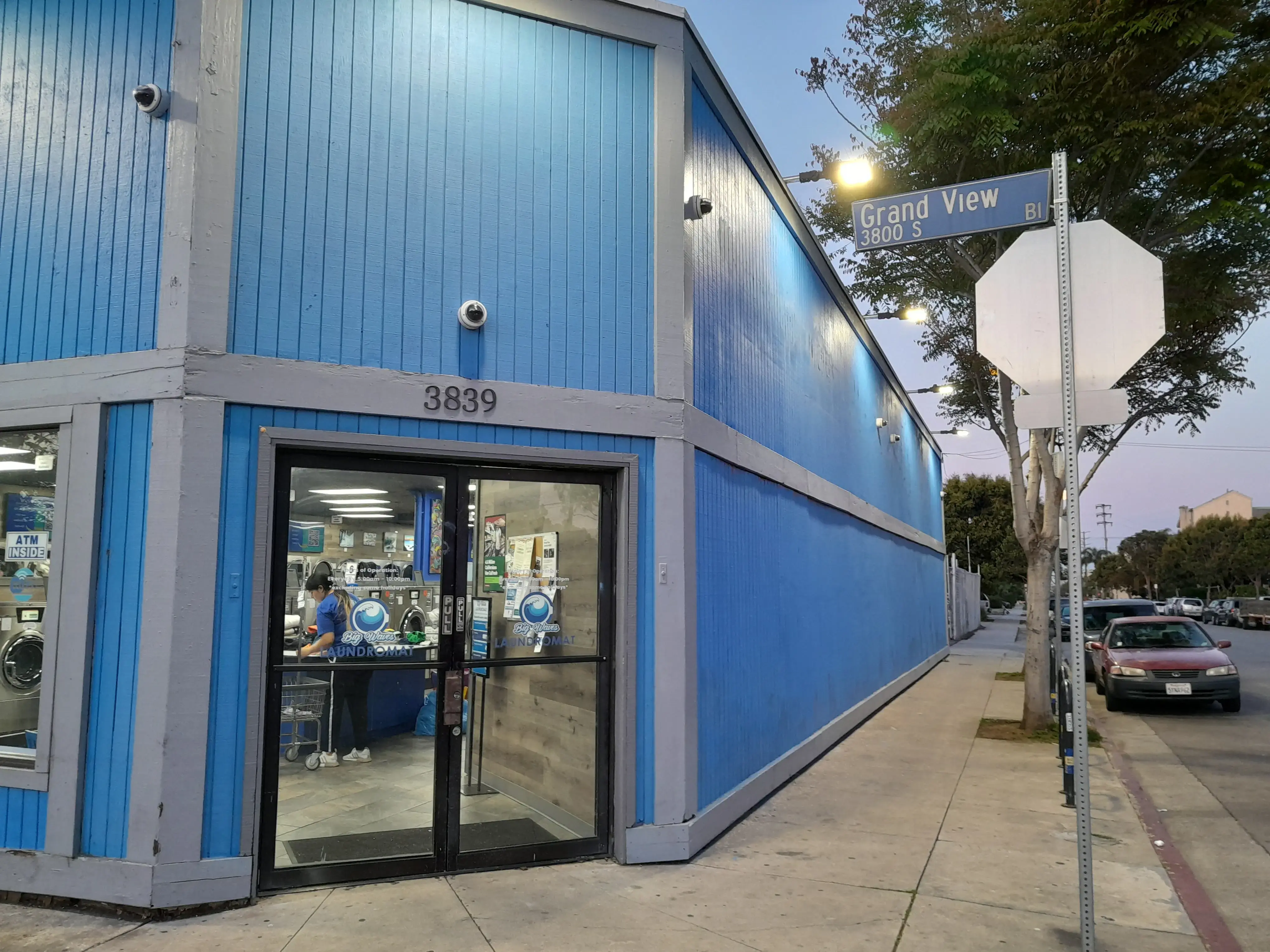 Big Waves Laundromat - Mar Vista thumbnail 13