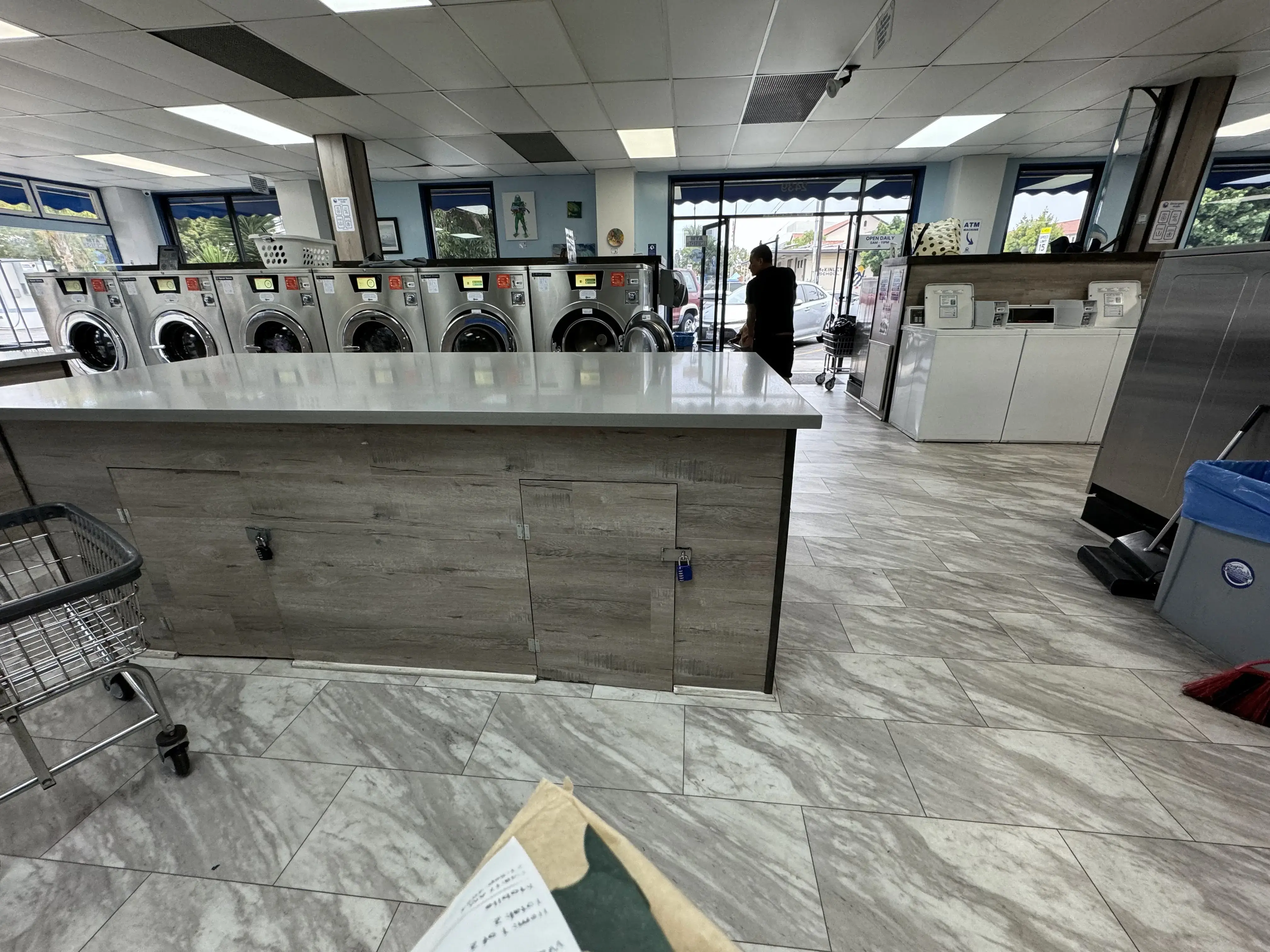 Big Waves Laundromat thumbnail 11