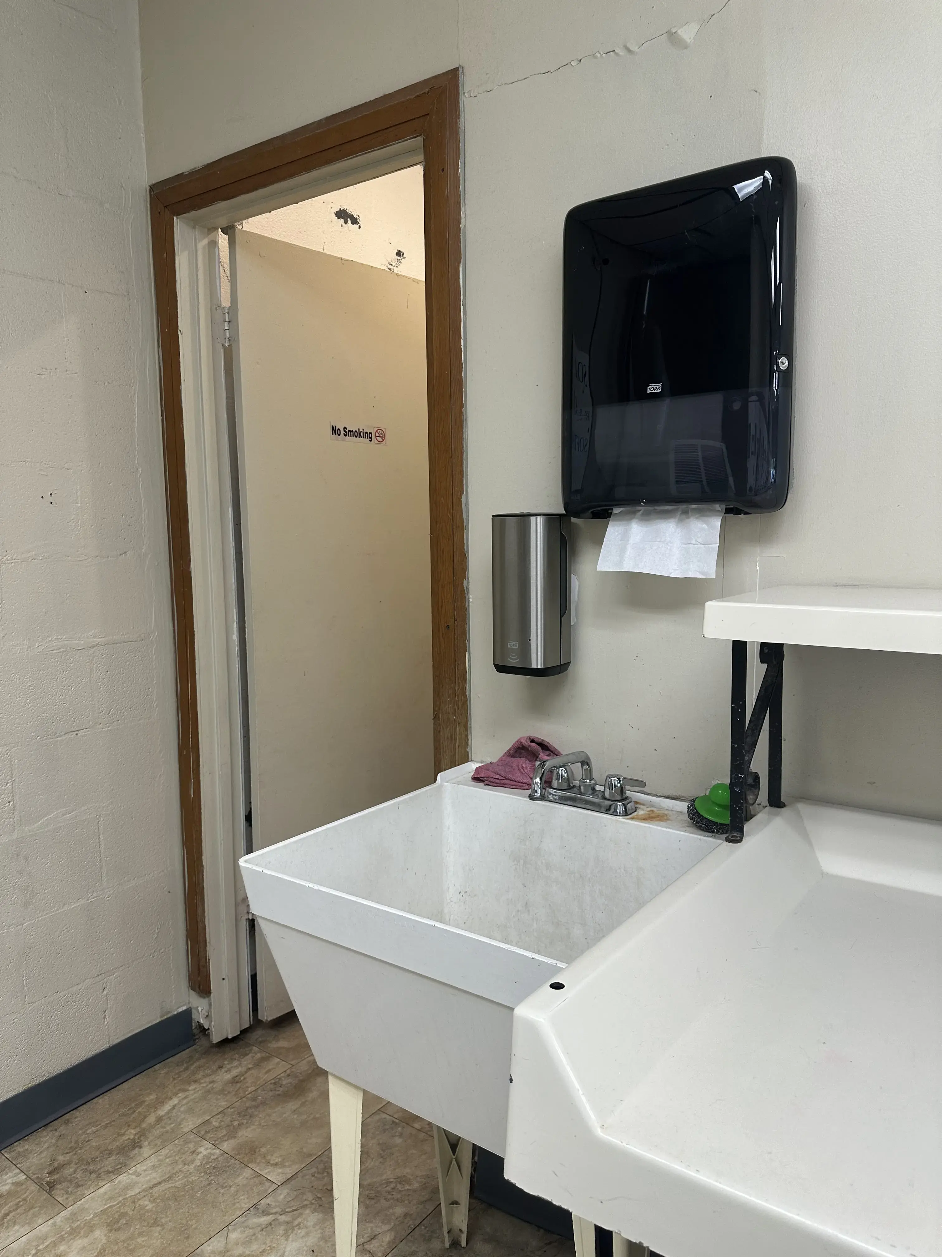 BJ's Laundromat thumbnail 10