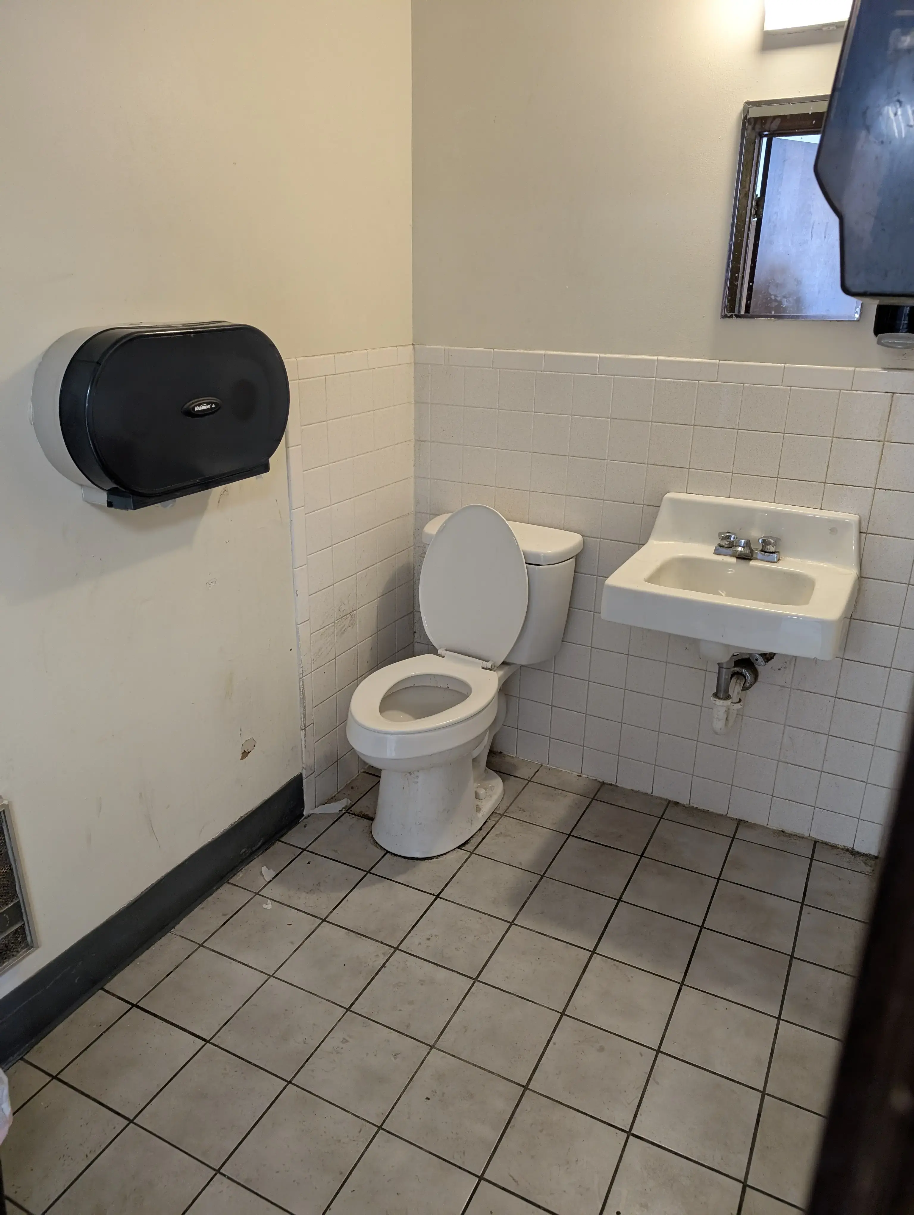 Bloomington Laundry | Courtesy Cleaning - Image 10