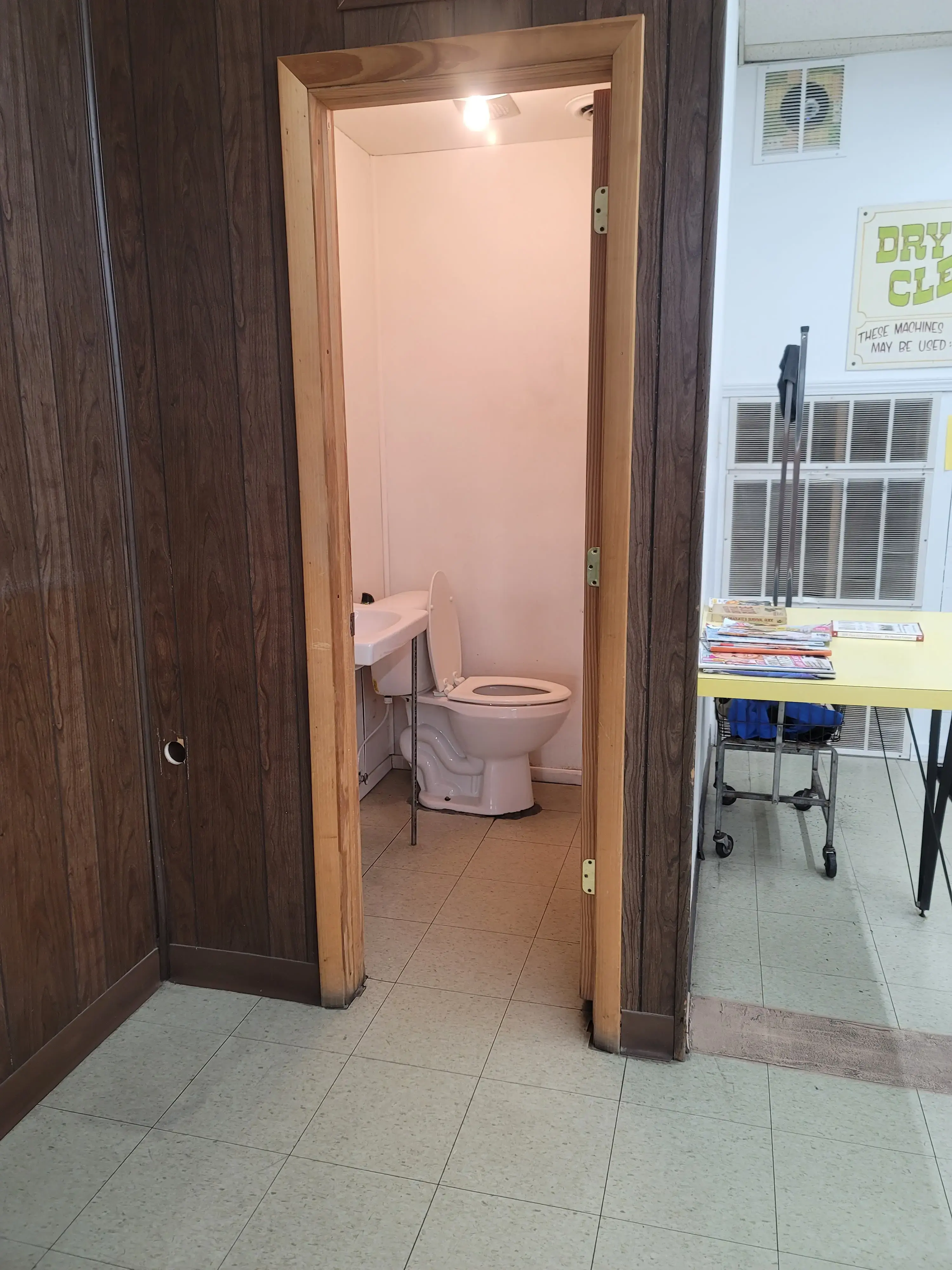 Bloomington Quick Clean Laundry - Image 6