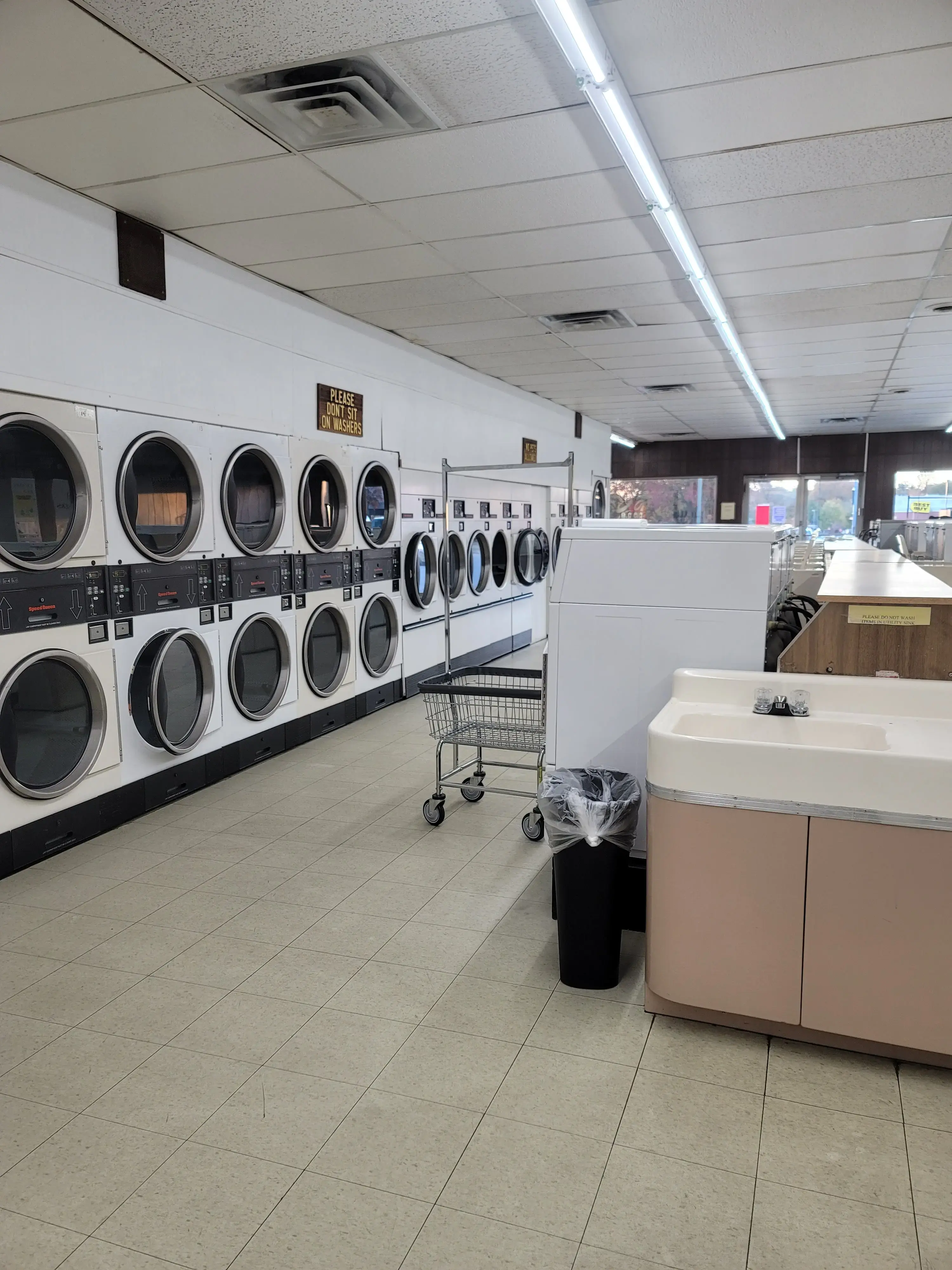 Bloomington Quick Clean Laundry - Image 12