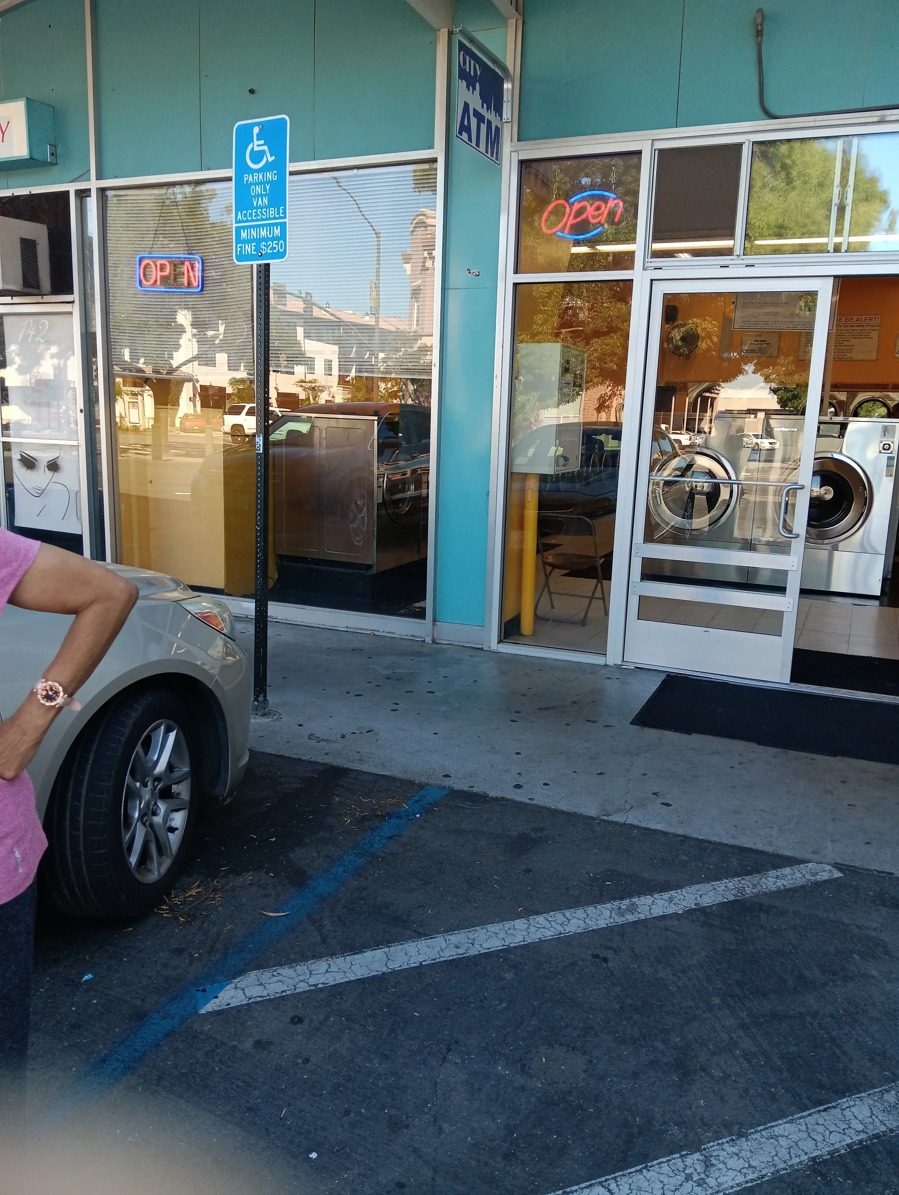 Blossom Laundromat - Image 4