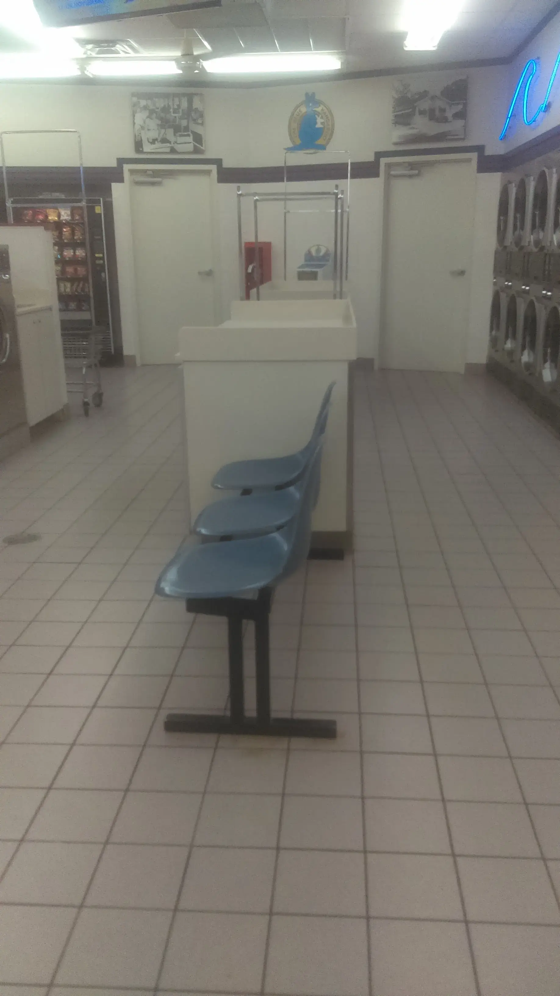 Blue Kangaroo Coin Laundry - Image 20
