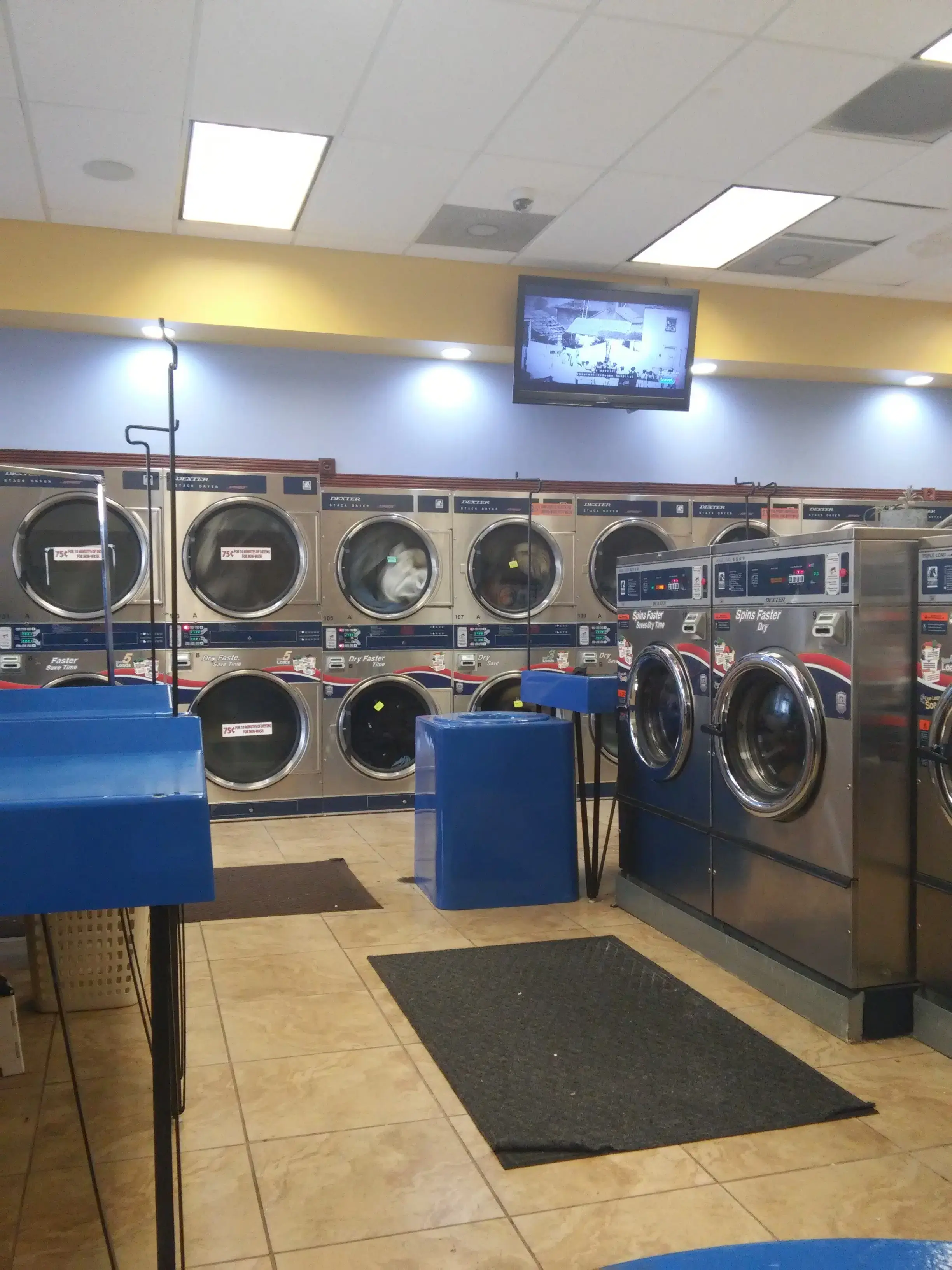 Blue Water Express Laundry thumbnail 19