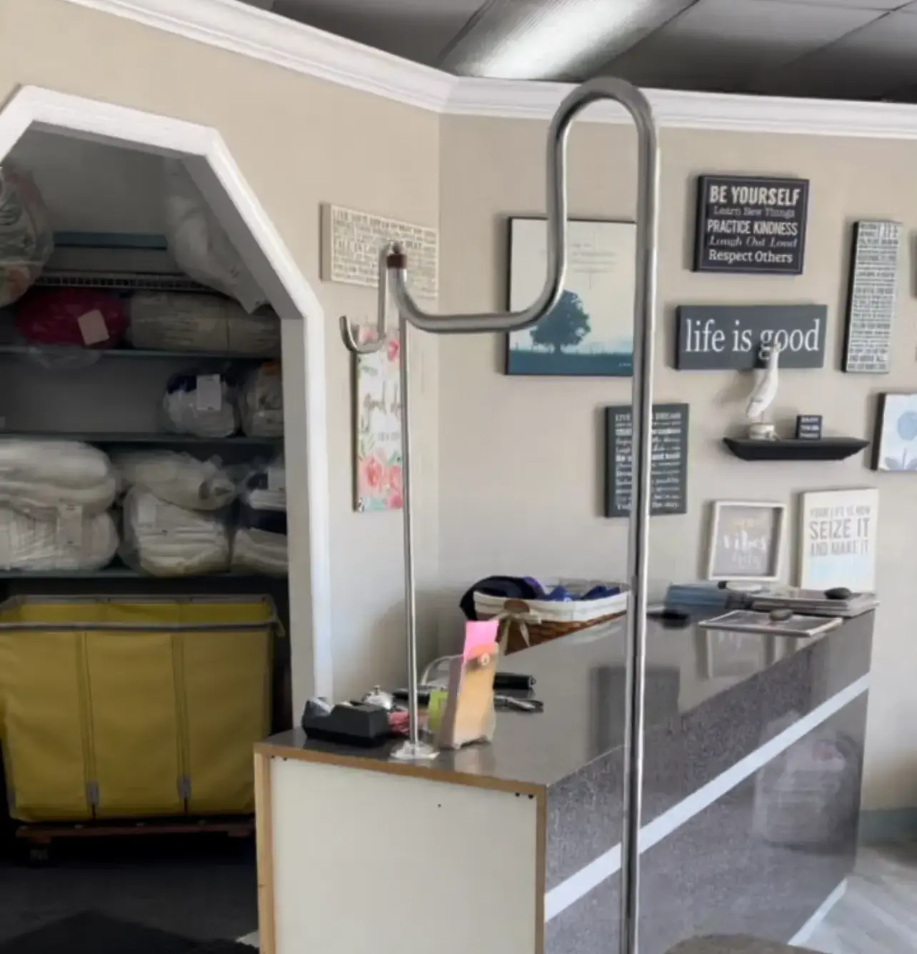 Bob's Laundry & Dry Cleaning thumbnail 10