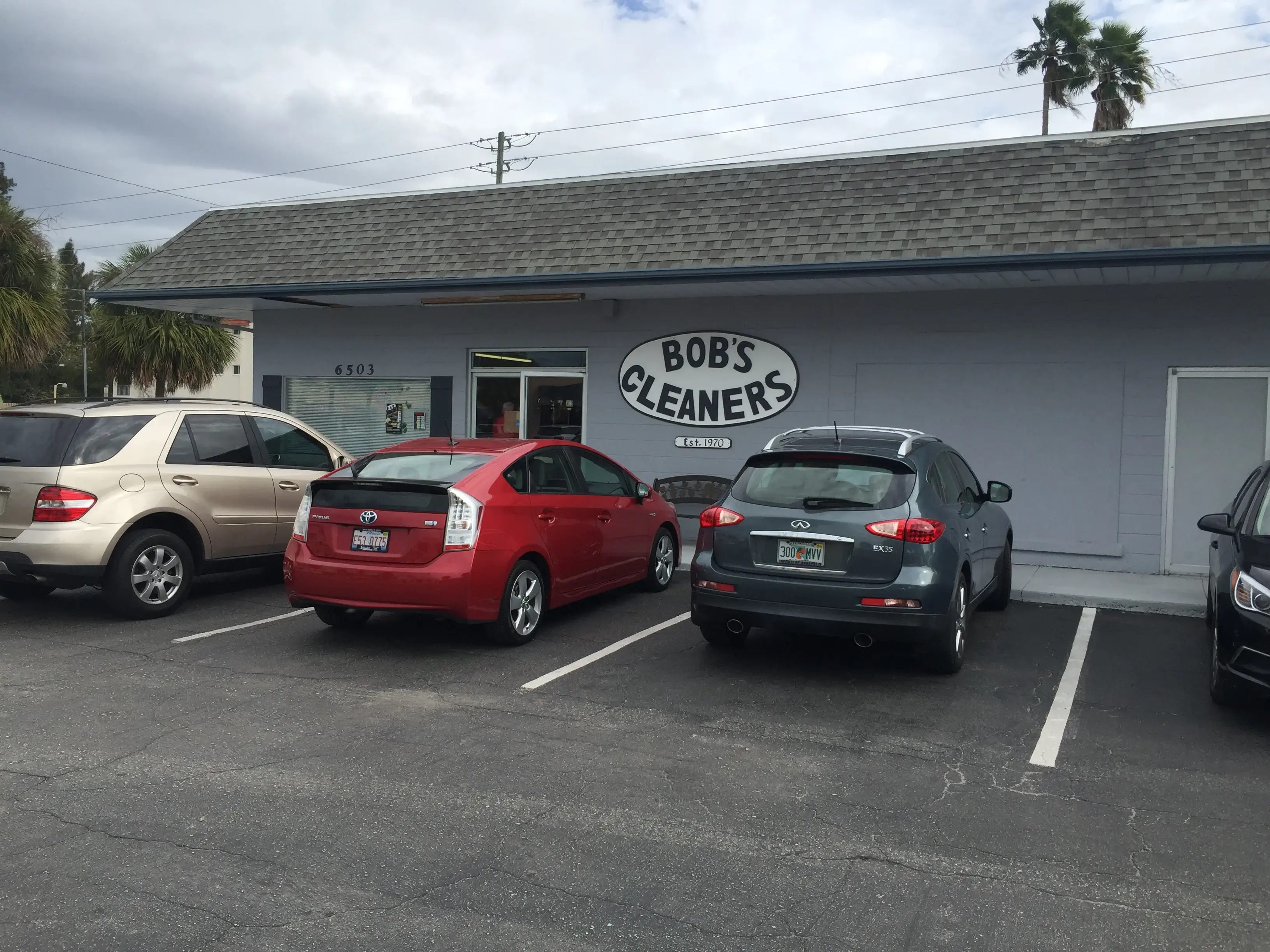 Bob's Laundry & Dry Cleaning - Image 14