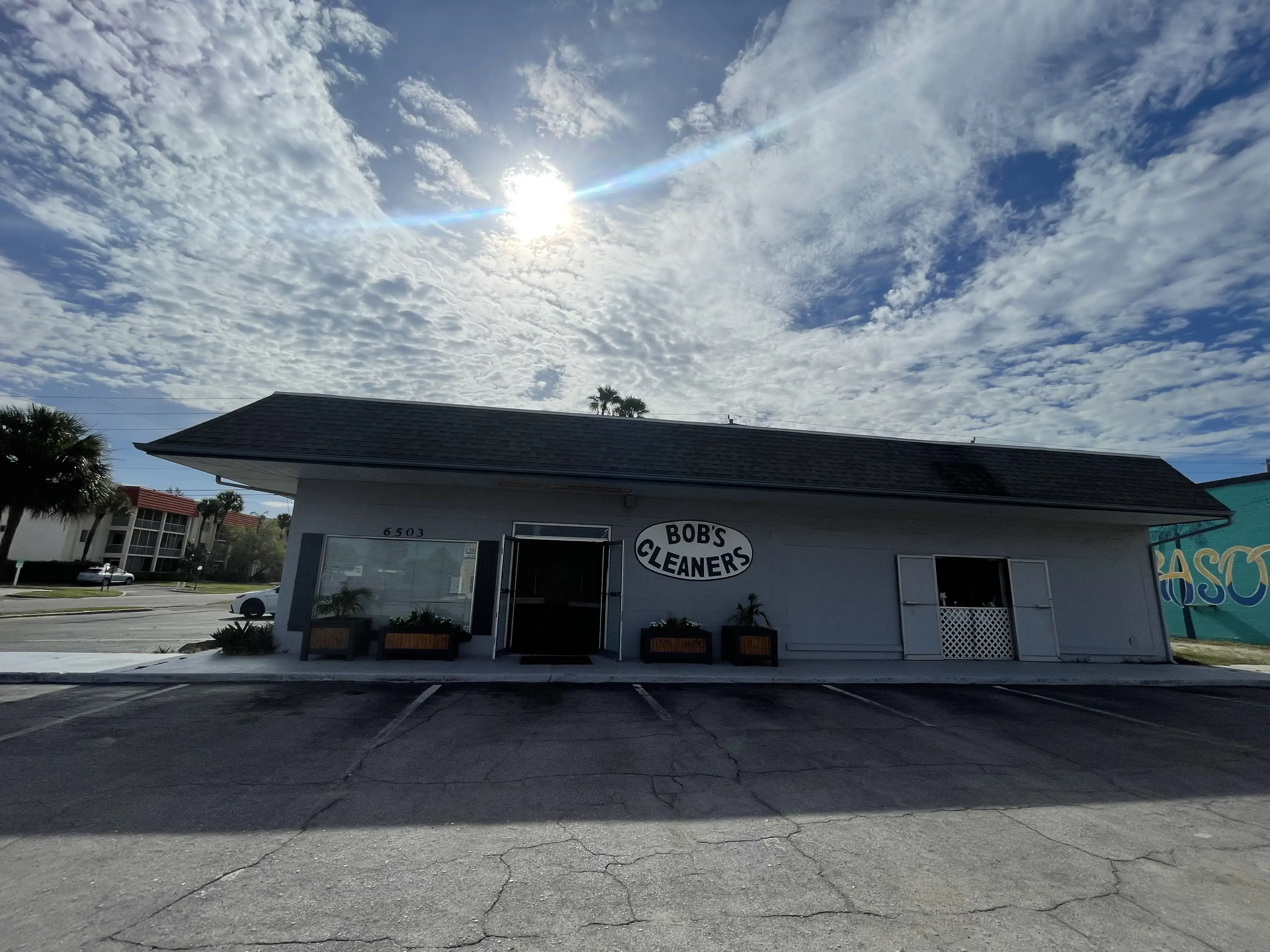 Bob's Laundry & Dry Cleaning - Image 20