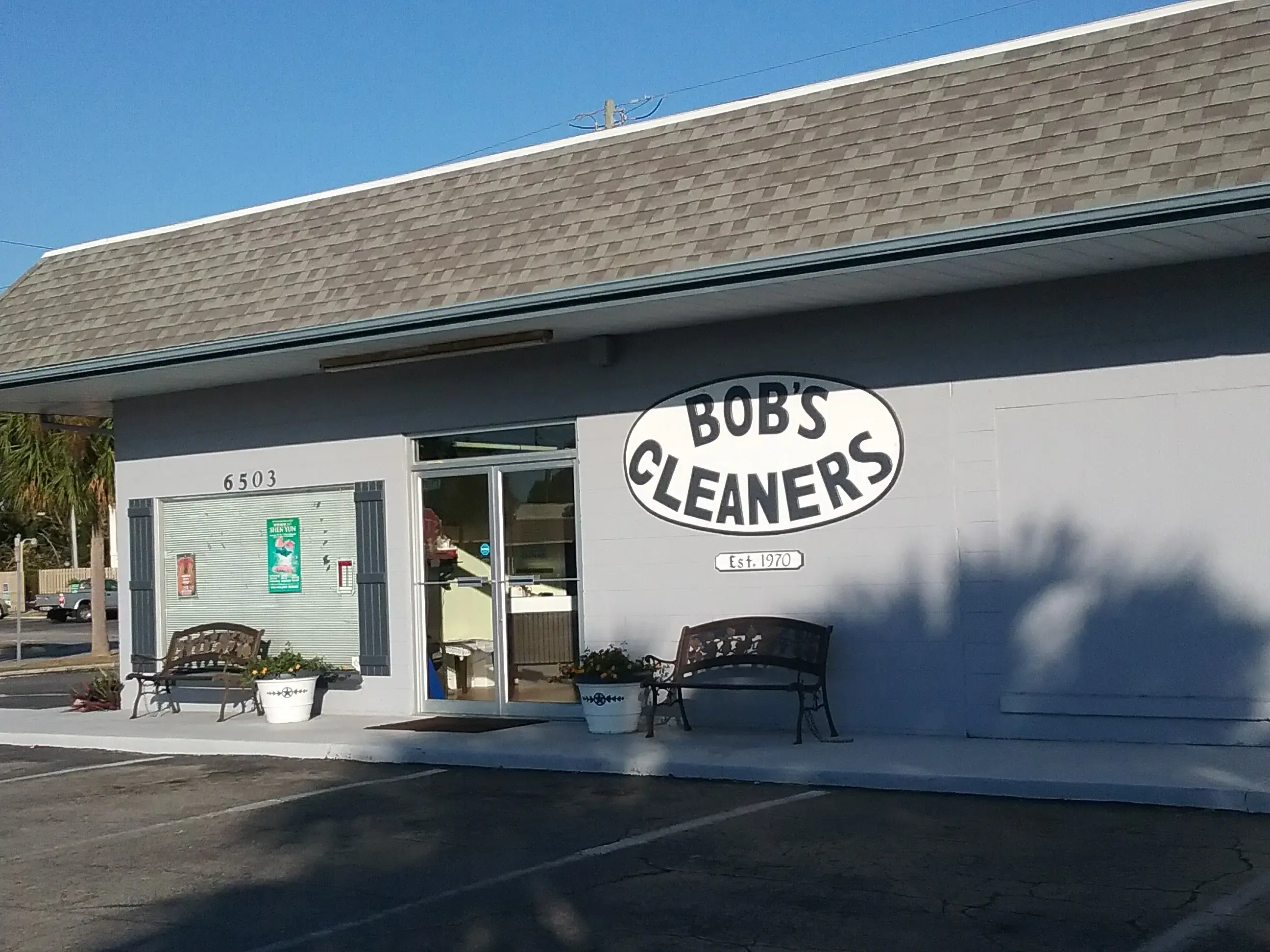 Bob's Laundry & Dry Cleaning thumbnail 17