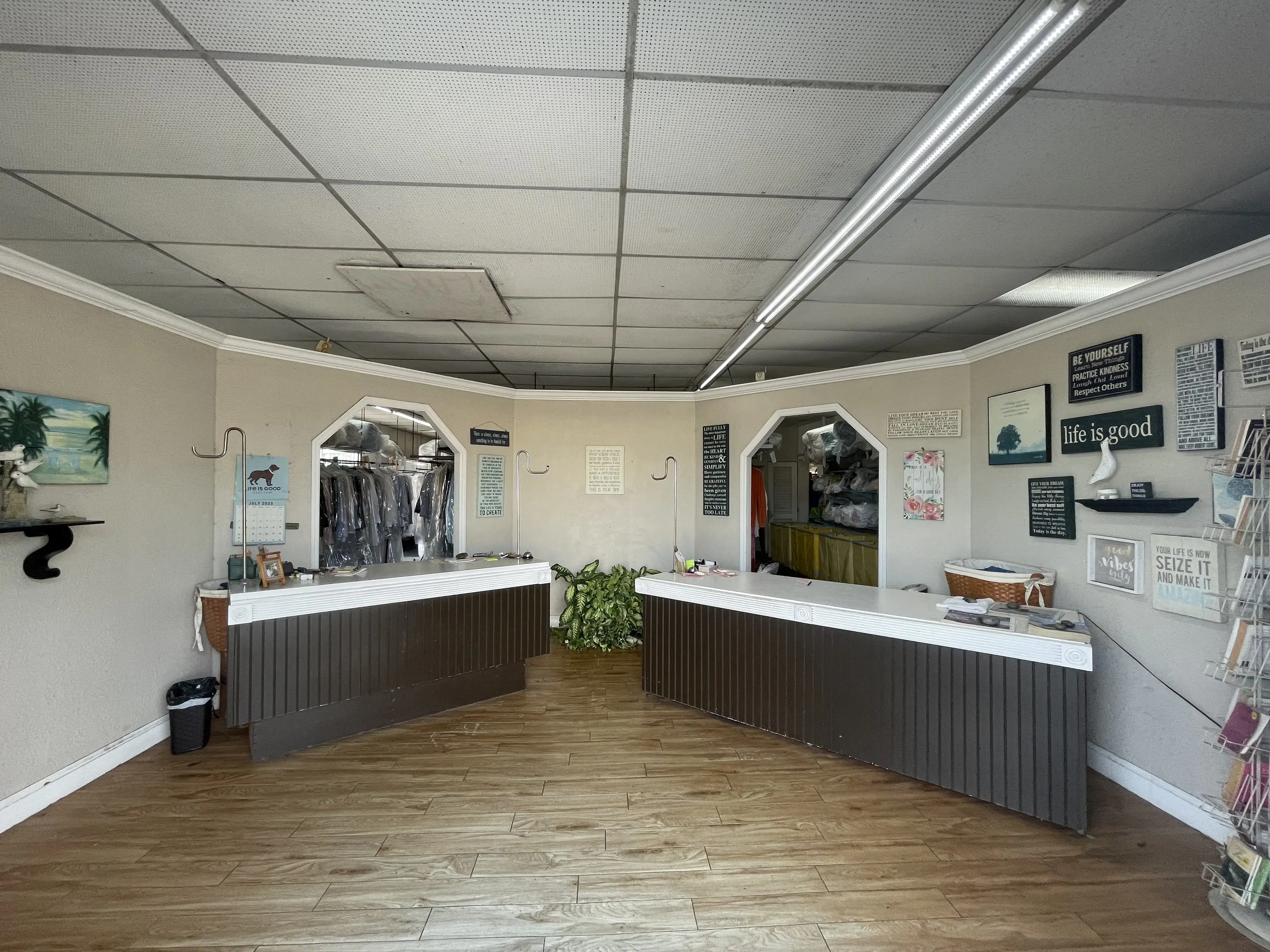 Bob's Laundry & Dry Cleaning thumbnail 3