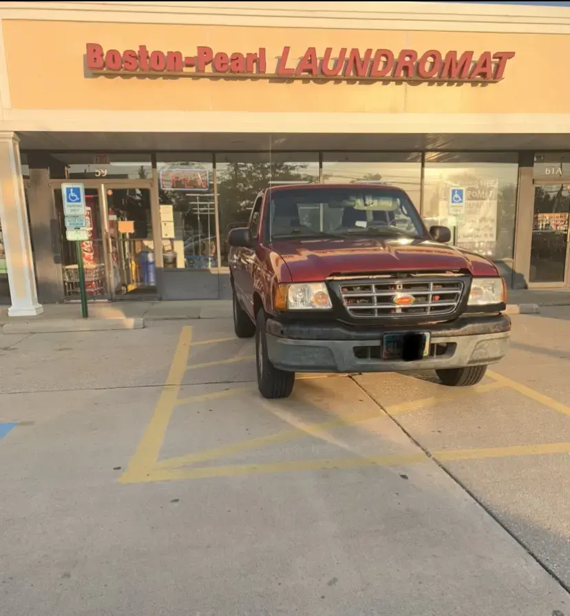 Boston-Pearl Laundromat thumbnail 15